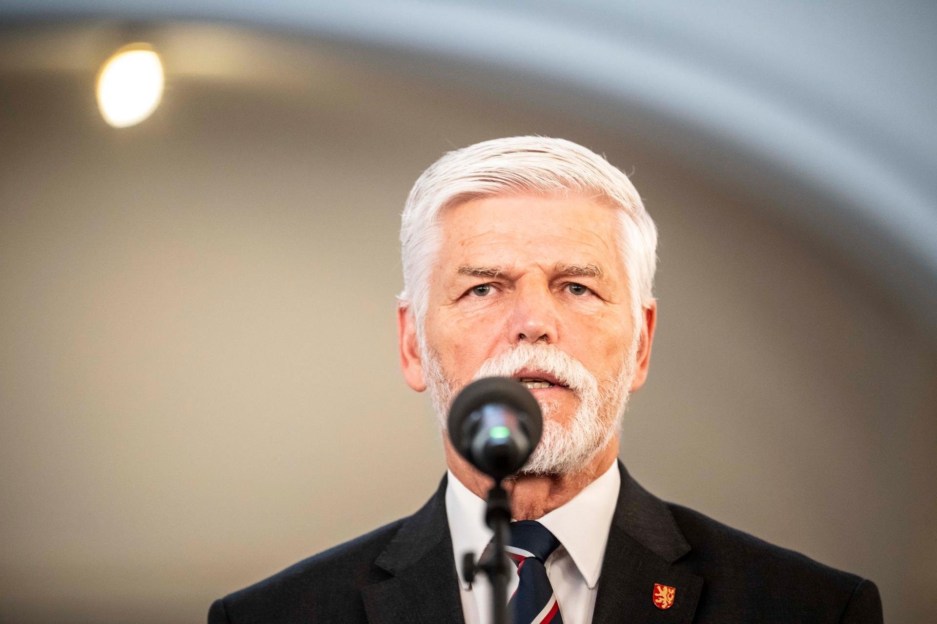 Ve hře jde i to, že prezident na summit NATO nakonec nepojede