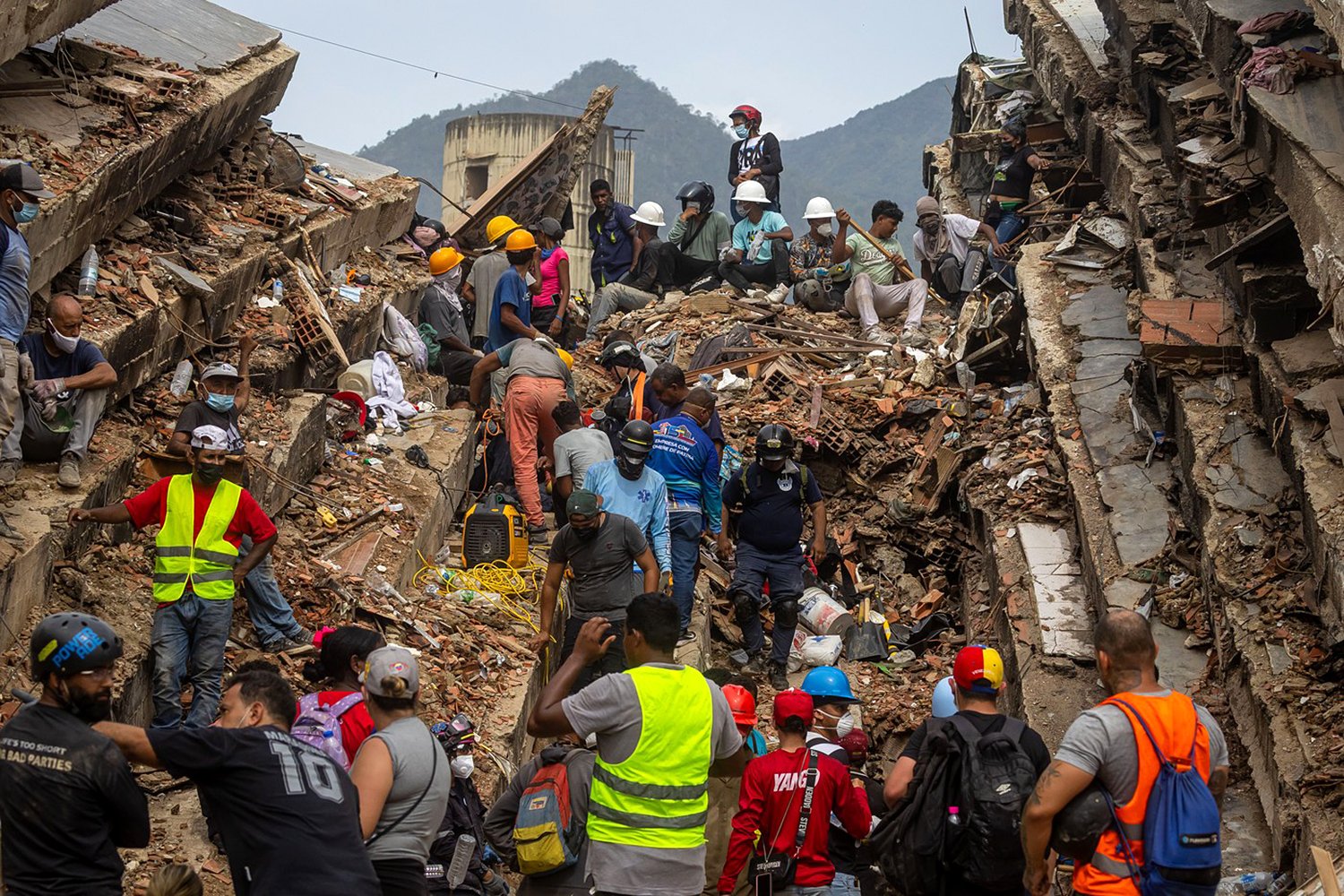 Search for earthquake survivors continues in La Guaira