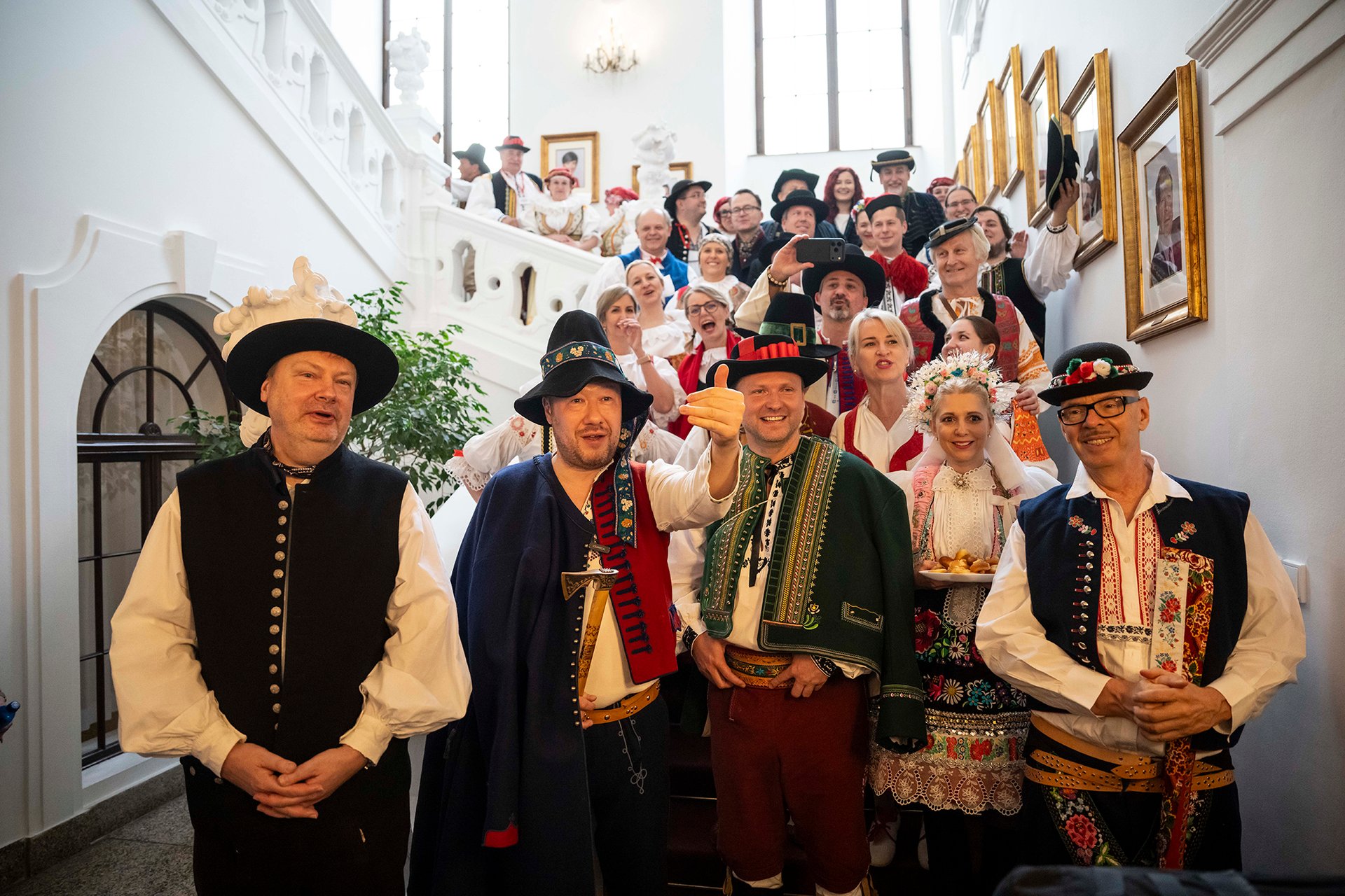 Folklor je páteř. Takže se dneska budeme mít všichni rádi. (Den lidových krojů ve sněmovně, 10. březen 2026)