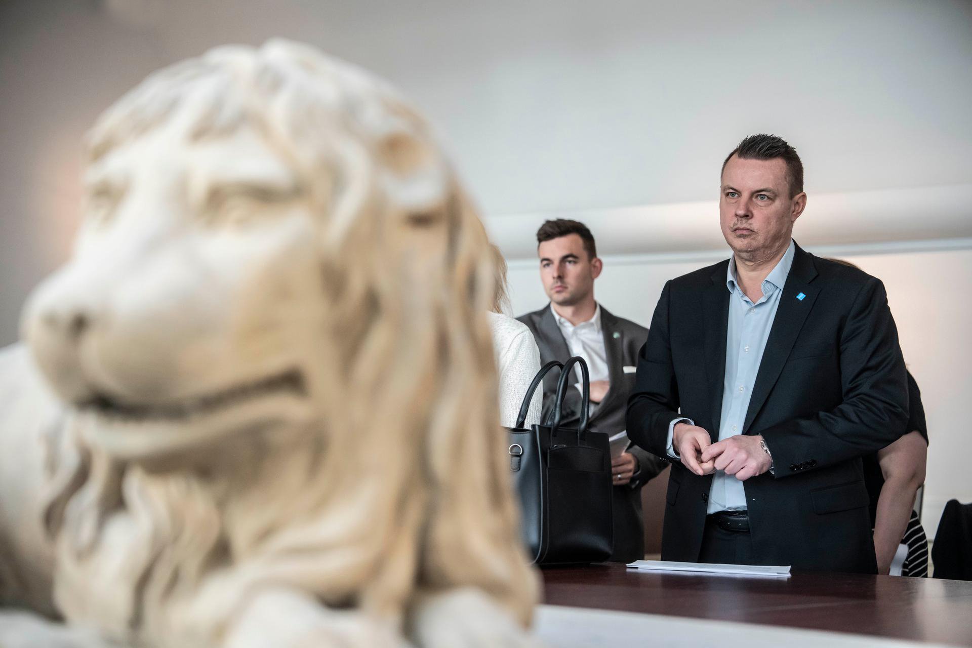 Prázdná gesta SPD, opoziční plány na divoké září, Lipavského literární ambice