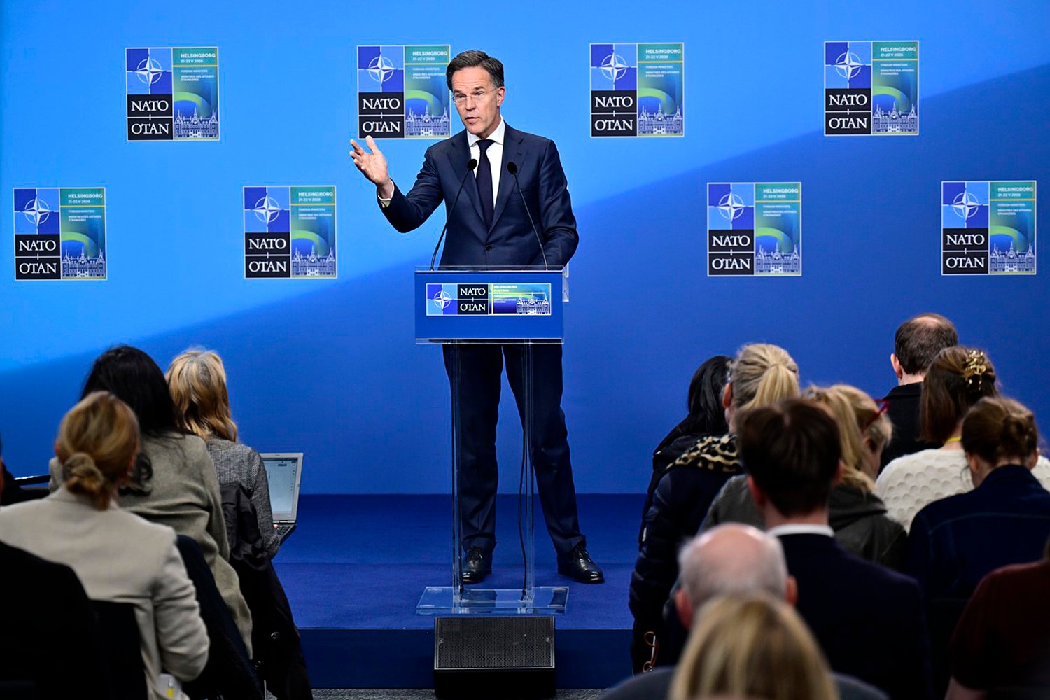 Nakonec i bomba bude. (Šéf NATO Mark Rutte)