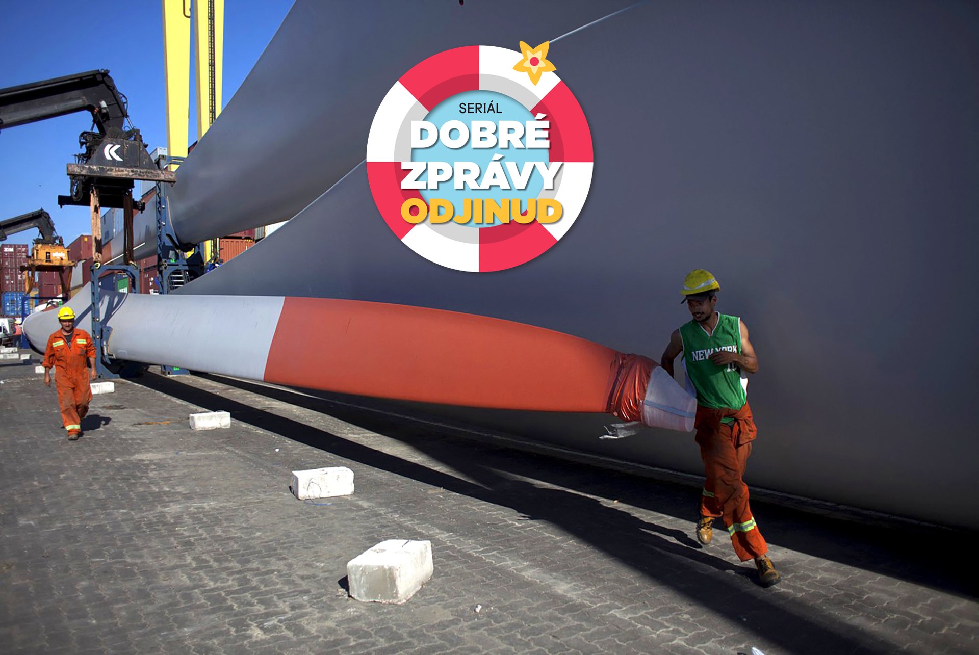Dělníci v přístavu Montevideo vykládají vrtule větrných turbín.