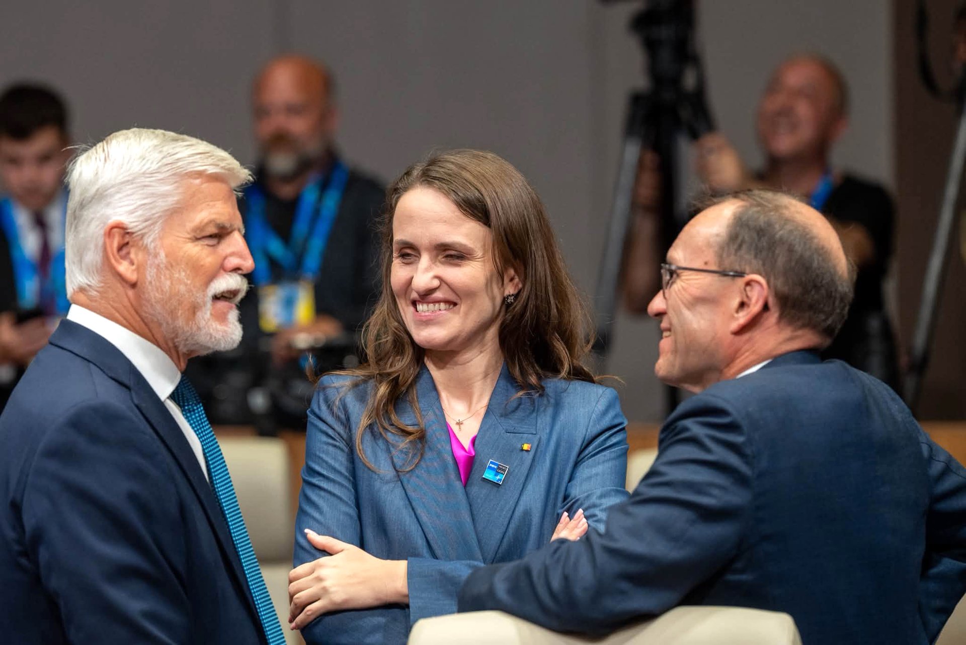 V detailních diskusích s účastníky. (Petr Pavel s rumunskou ministryní zahraničních věcí Oanou-Silviou Țoiu a jejím finským protějškem Espenem Barthem Eidem)
Autor: NATO
