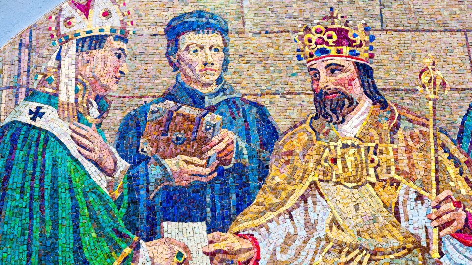 S církví byl zadobře, ale sliby papeži nakonec nedodržel. (Karel IV., mozaika Maxe Švabinského na Karlově univerzitě)