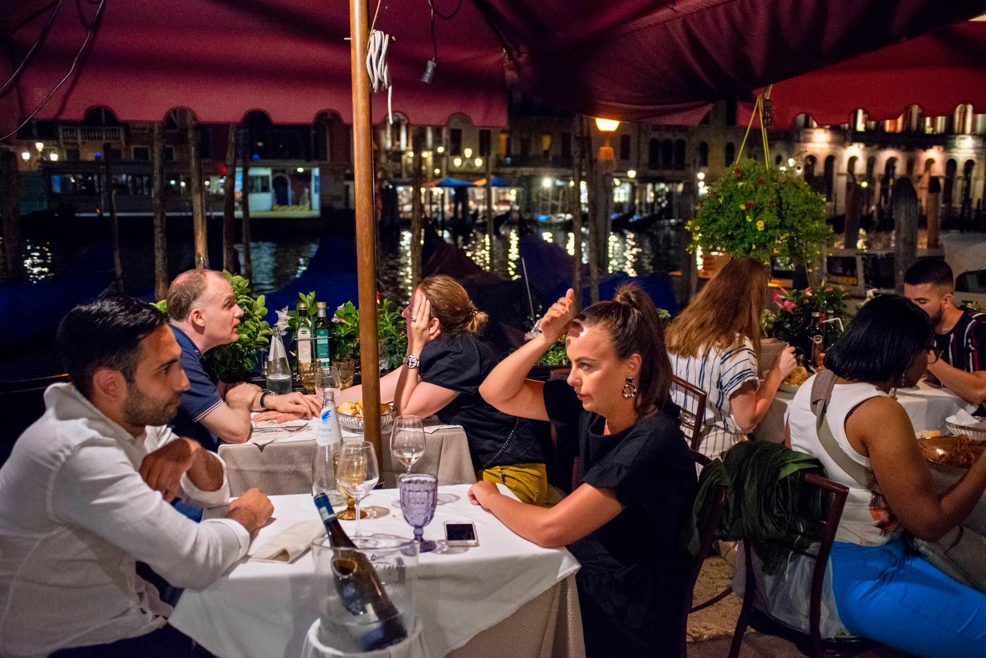 Restaurant Terrazza Sommariva next to Rialto bridge. Gondolas, with tourists, on the Grand Canal, next to the Fondamenta del Vin, Venice, UNESCO, Veneto, Italy, Europe