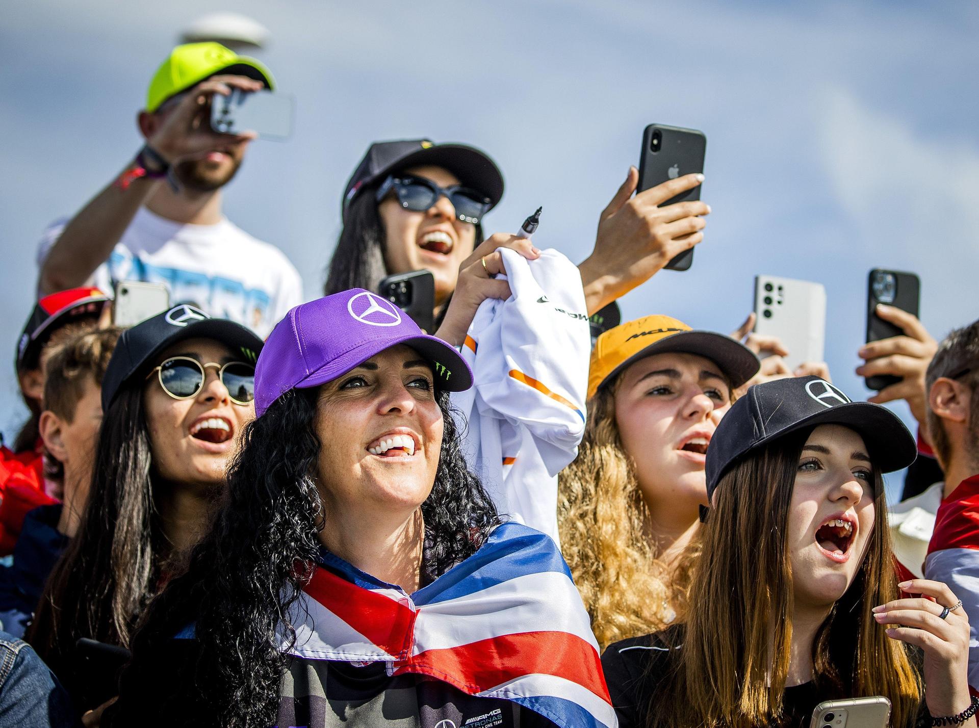 Kdo bude dnes rychlější? Fanynky - a jeden fanoušek - během závodu na anglickém okruhu Silverstone