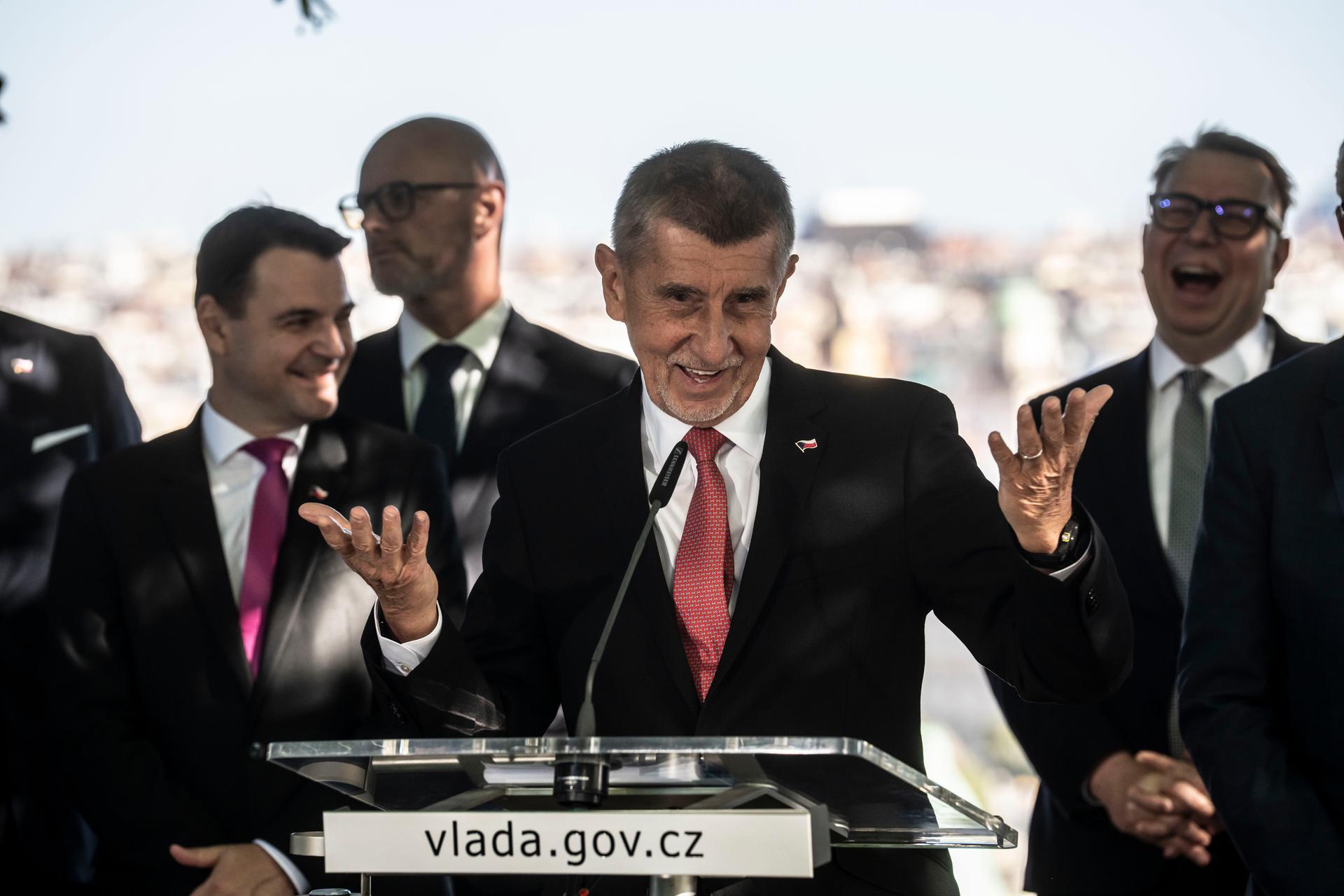 Babiš ponechává svým spojencům prostor pro politické divadlo, uvnitř vlády rozhodnutí zůstávají v rukou ANO