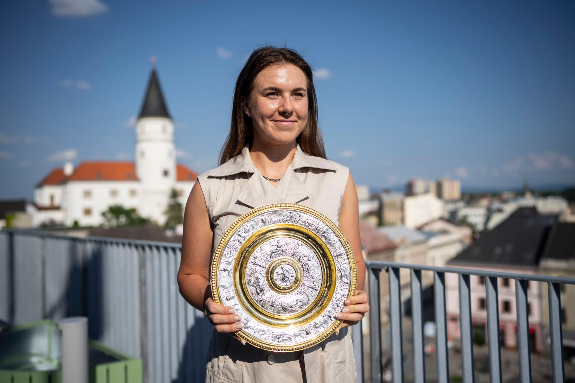 Česko umí produkovat tenisové šampionky. Šance na úspěch je ale mizivá (Linda Nosková po příjezdu do Přerova)