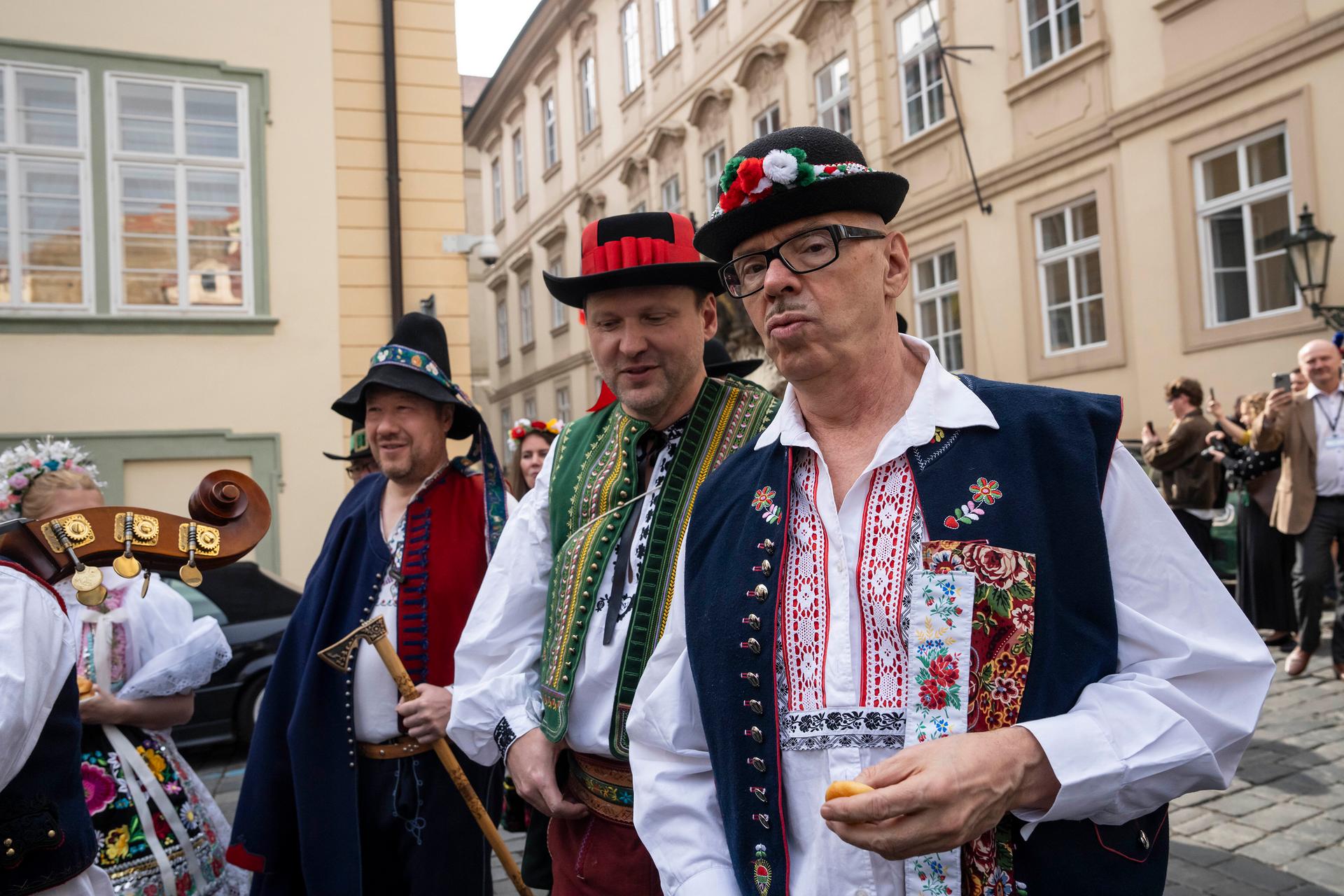 Trocha domova (který jej vypískal) před Poslaneckou sněmovnou. (Z oslavy tradičních krojů v dolní komoře parlamentu)
Autor: Milan Jaroš