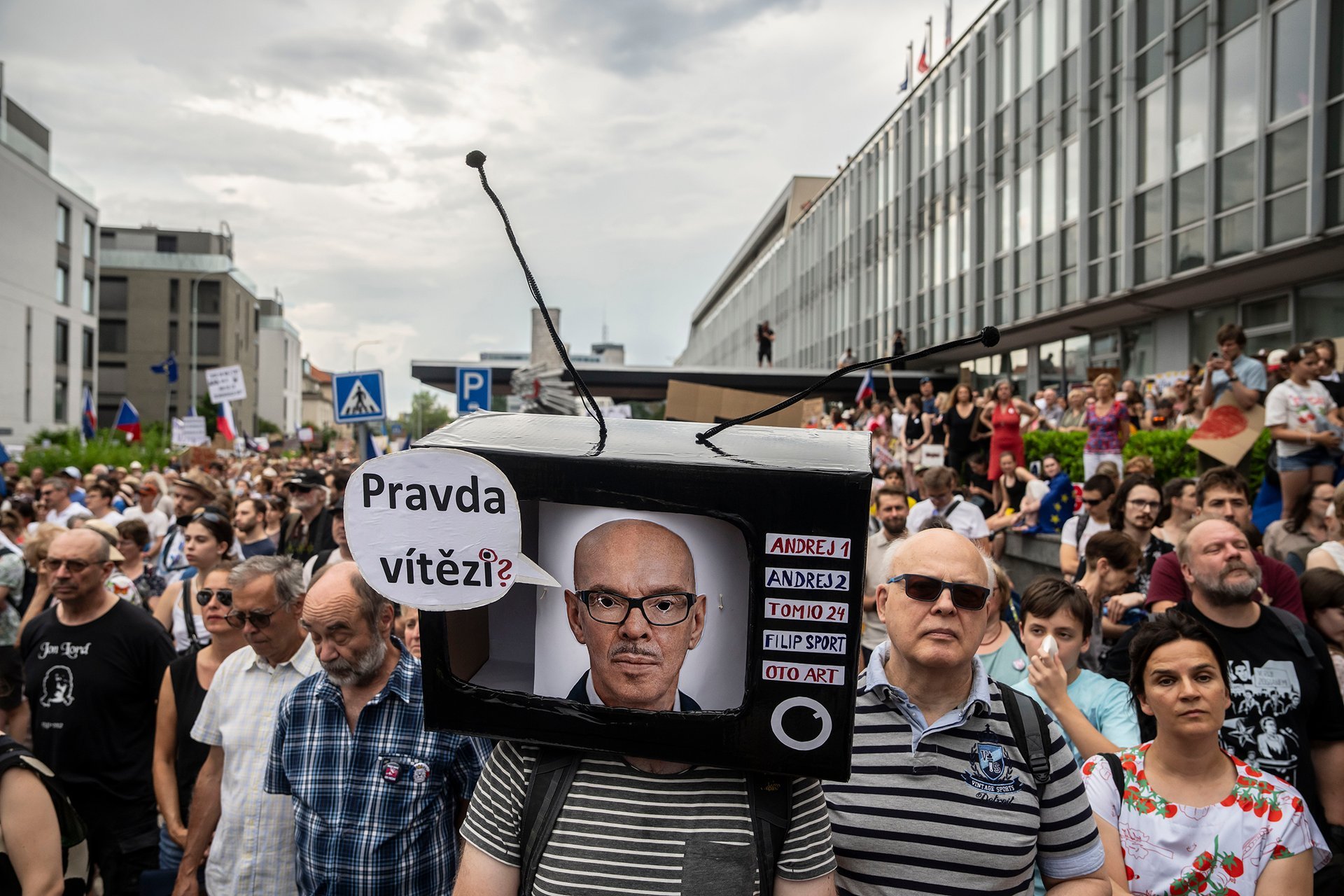 Jenom plní úkoly. (Demonstrace na podporu veřejnoprávních médií)
Autor: Milan Jaroš