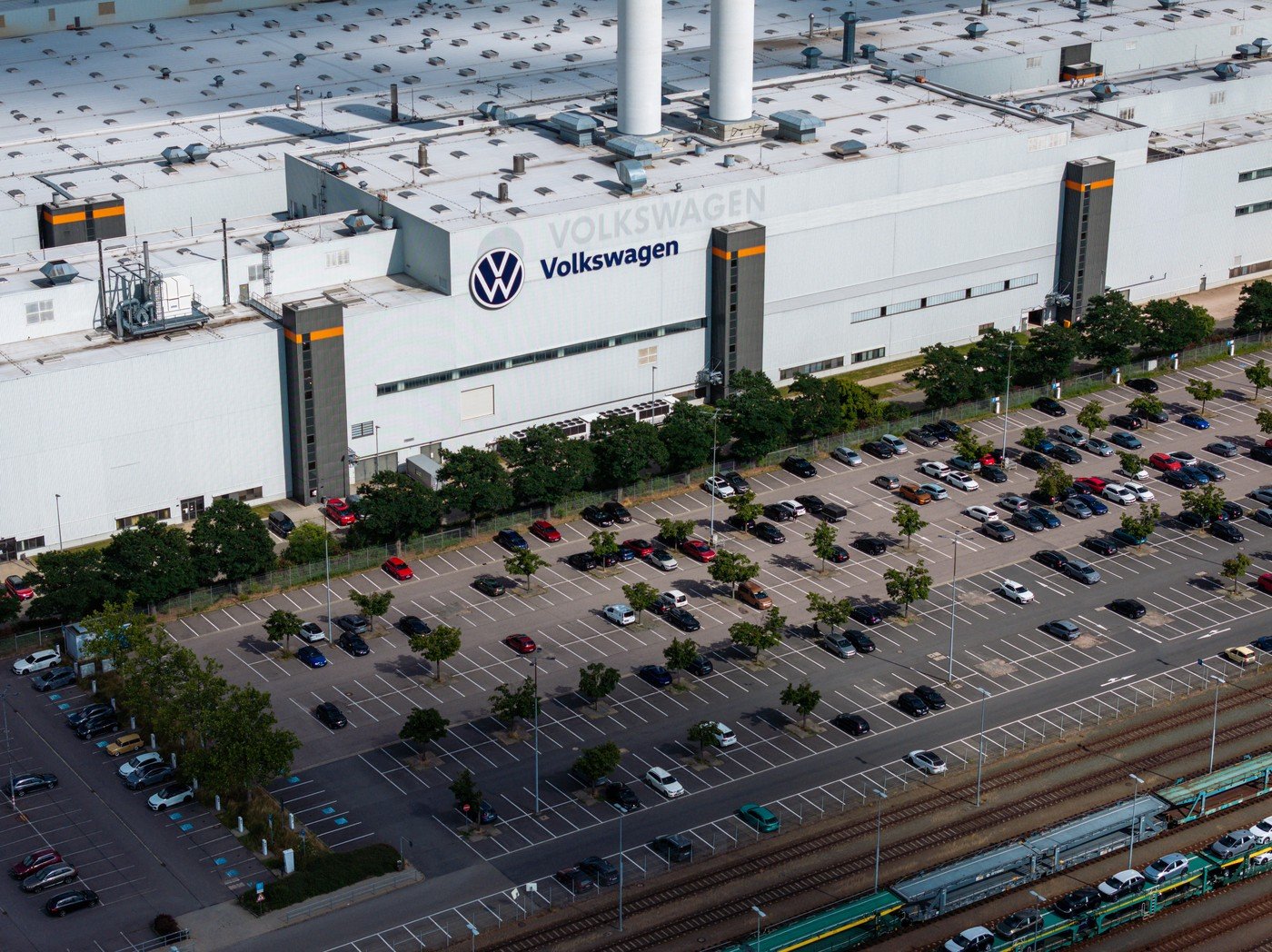 Nad závodem Volkswagenu ve Zwickau se shromažďují mraky