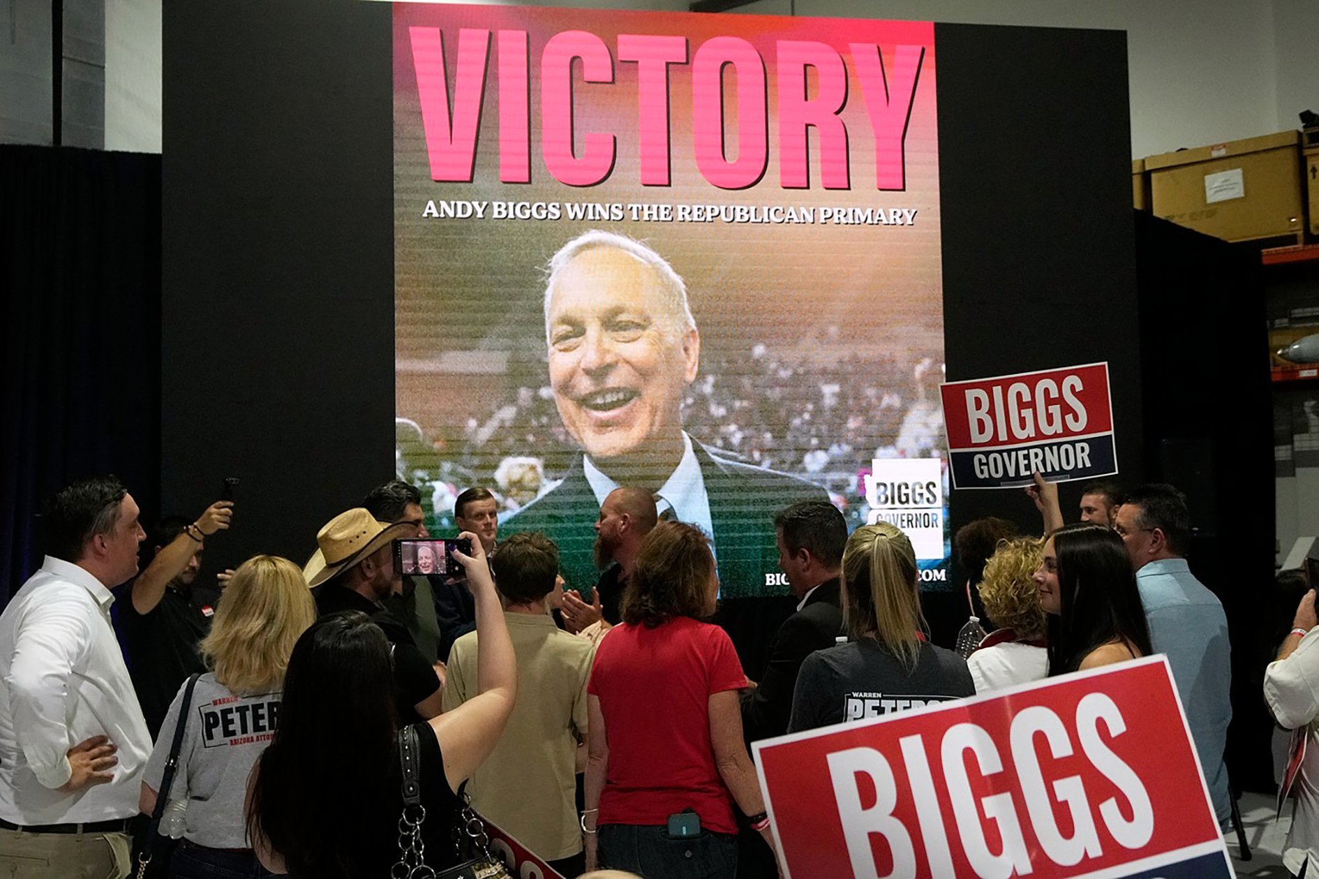 V primárkách v Arizoně uspěli hned dva republikáni, kteří tvrzení o ukradených volbách propagují; kandidátem na guvernéra se stal Trumpem podporovaný Andy Biggs.
Autor: ČTK / AP / Ross D. Franklin