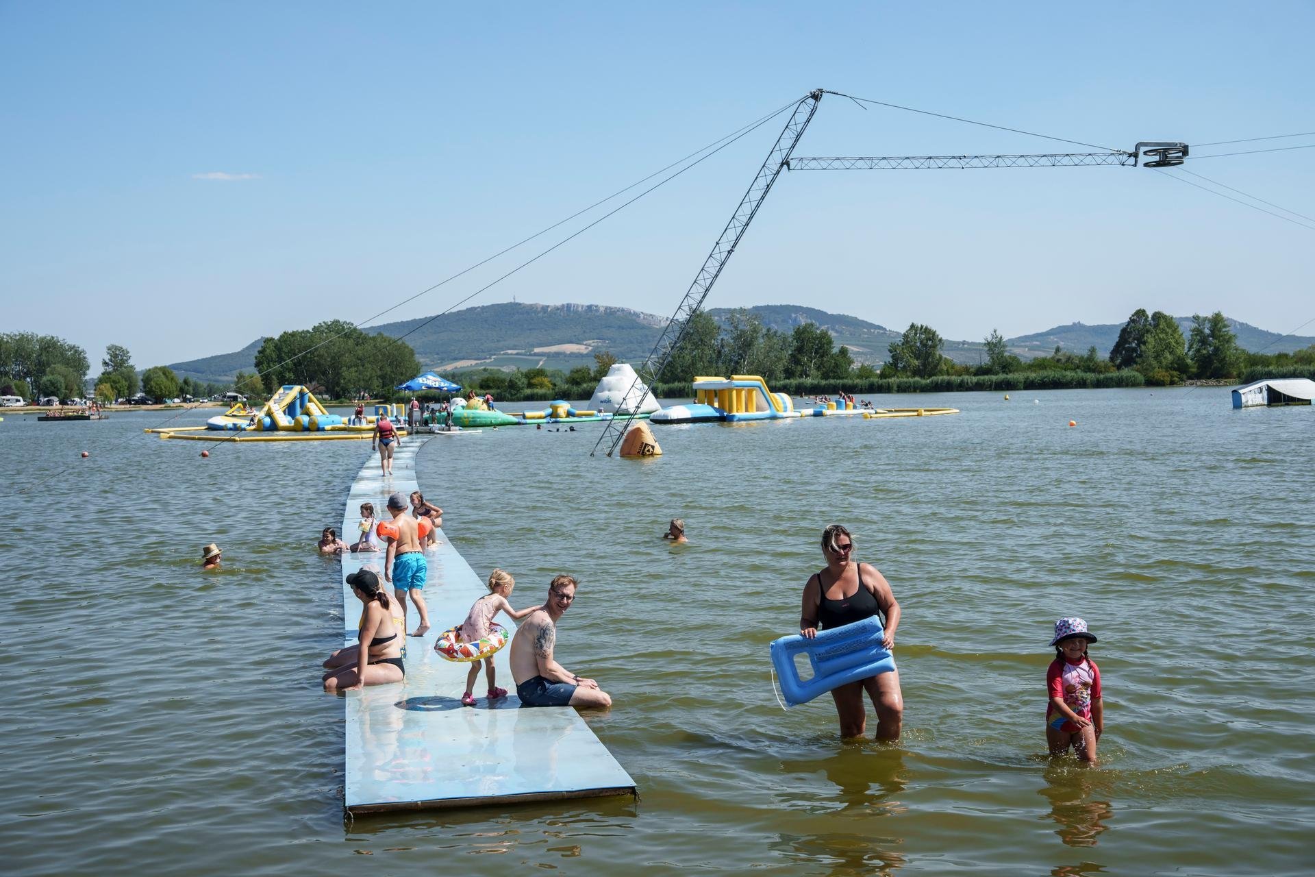 Měl to být turistický ráj a nekonečná zásobárna vody. Příliš mělkou přehradu drtí vedra