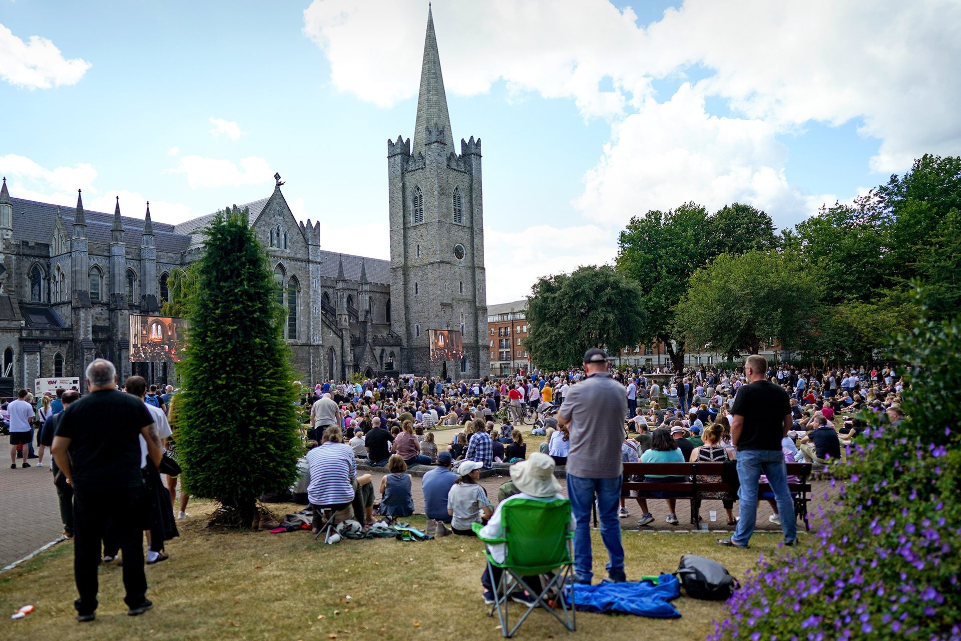 Katedrála svatého Patrika a nejlepší přátelé před ní. (Dublin)
Autor: Getty Images