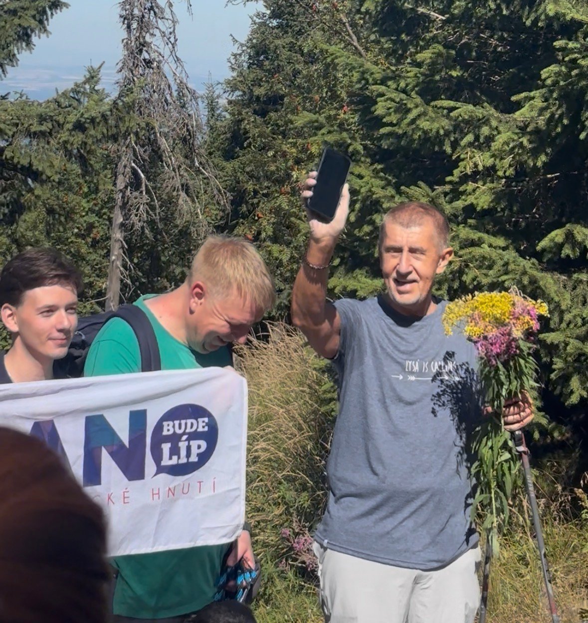 Babiš zazpíval na Lysé hoře, Kupka volí kolo, Rakušan pivo. Zvýší to šance v komunálních volbách? 