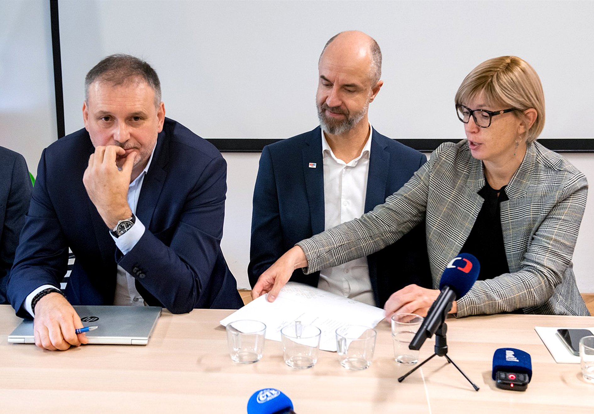 Koalice Springrové s Holáskem (vpravo a vlevo) nevydržela ani rok. Teď jsou jejich vztahy na bodu mrazu.