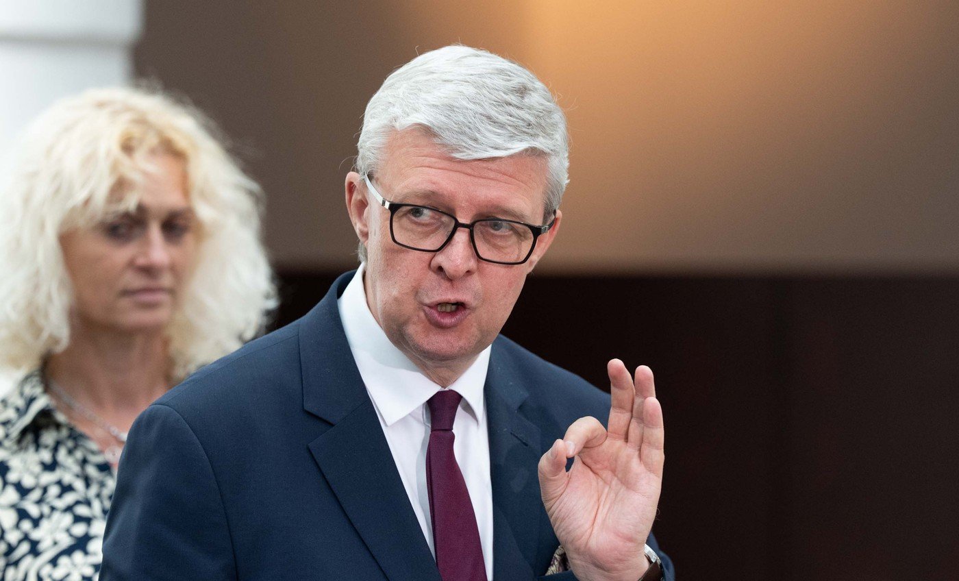 „V mimořádných chvílích musíme postupovat mimořádnými kroky.“ (Havlíček prezentuje na tiskové konferenci stavební zákon)