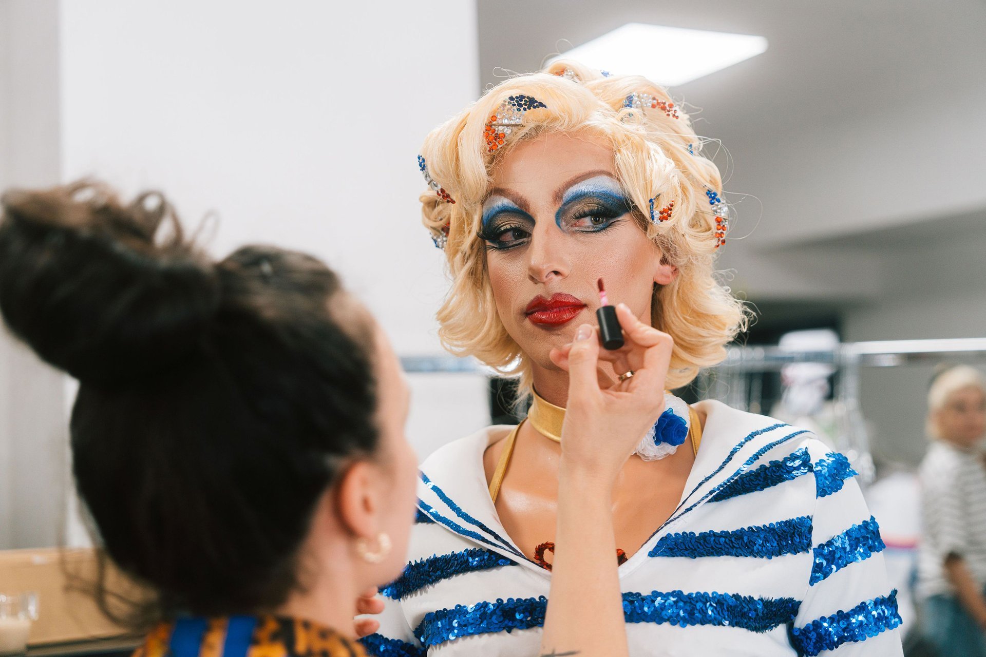 Film týdne: Chica Checa přináší drag do každé české rodiny – konečně film, na který můžete vzít mámu i babi