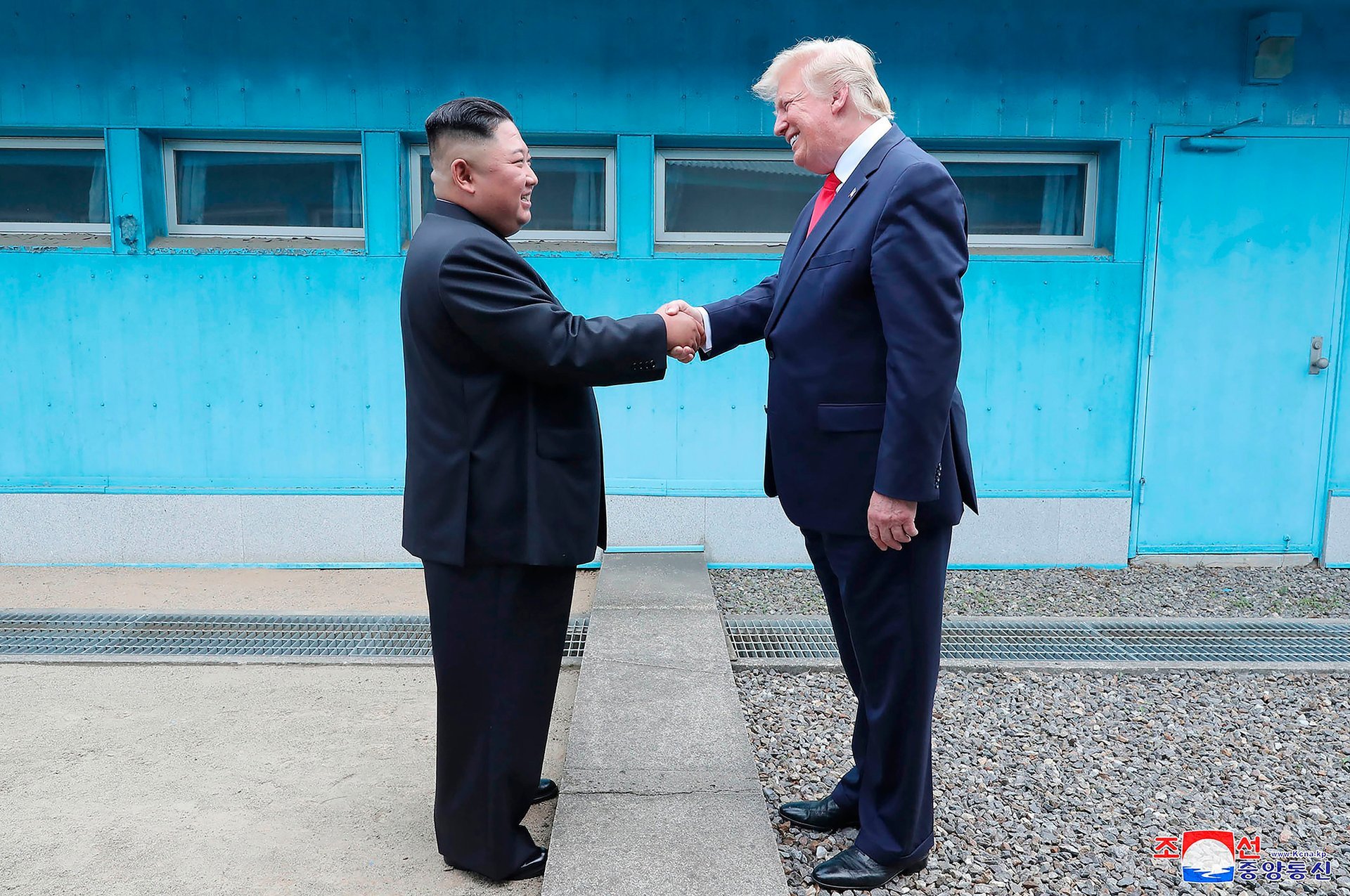 Trump a Kim se mají znovu sejít u jednoho stolu. (Setkání na severokorejské vojenské demarkační linii, červen 2019)