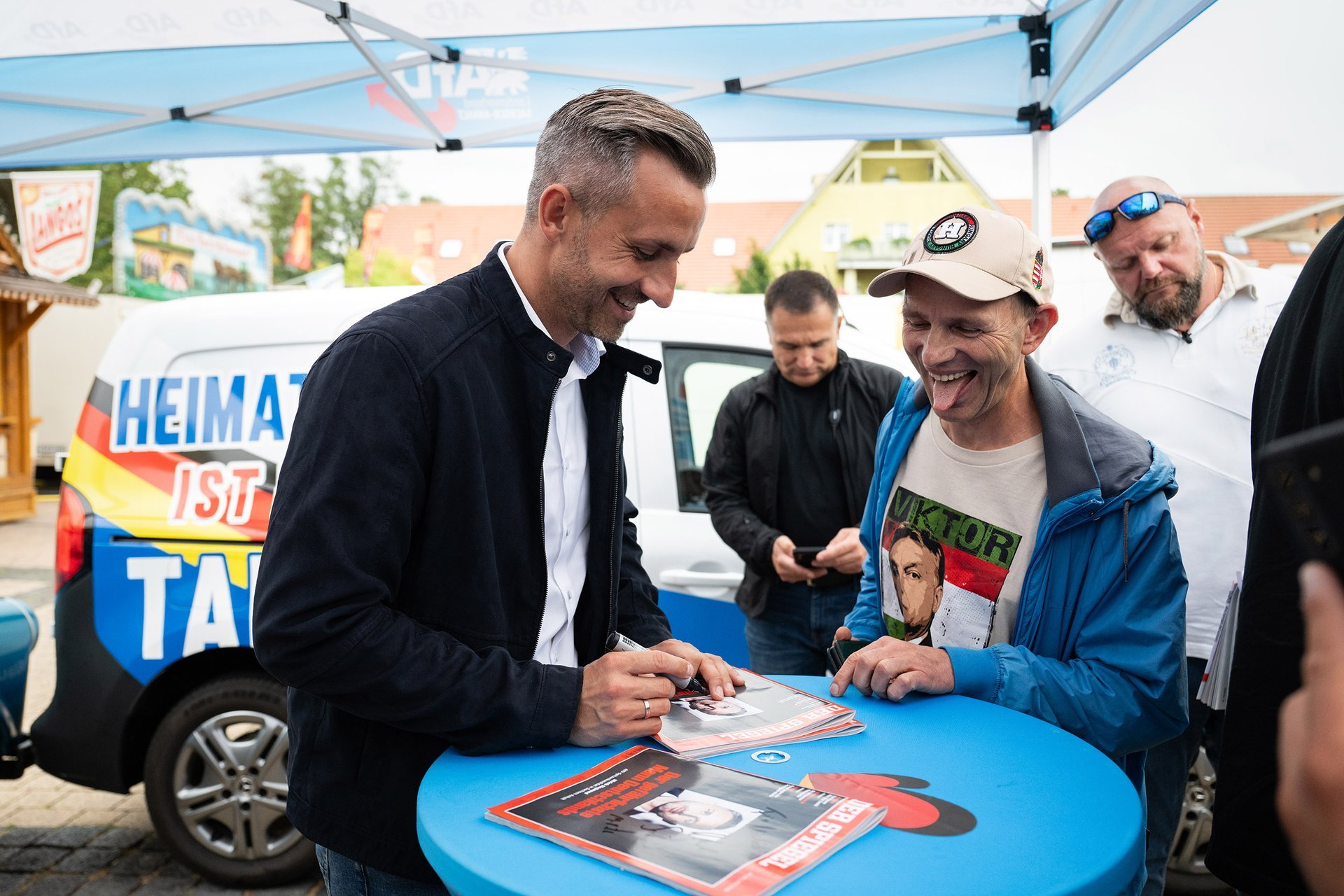 Ulrich Siegmund se podepisuje na obálku časopisu Spiegel, který pod jeho fotografií přináší titulek "Nejnebezpečnější muž v Německu", Dessau
Autor: Matěj Stránský