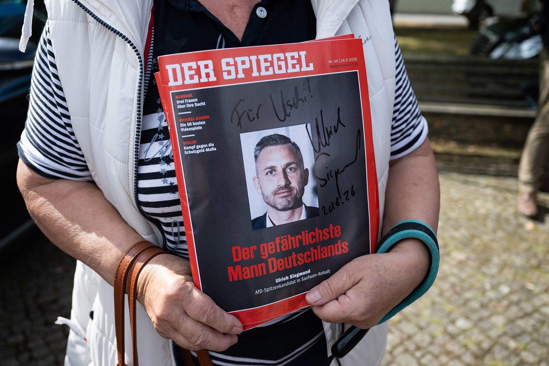 Podpis Ulricha Siegmunda na obálce časopisu Spiegel s titulkem "Nejnebezpečnější muž v Německu", Oranienbaum
Autor: Matěj Stránský