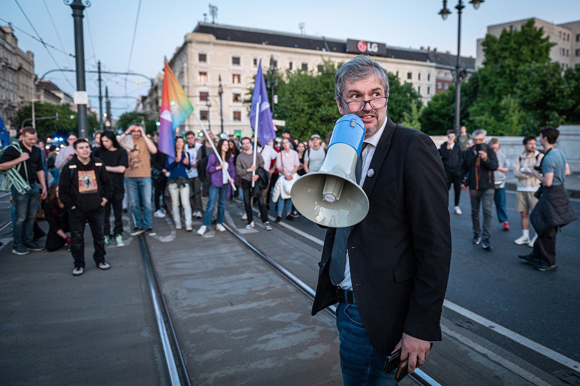 Trocha příspěvku k budoucímu vítězství. (Ákos Hadházy na budapešťském protestu loni na jaře)