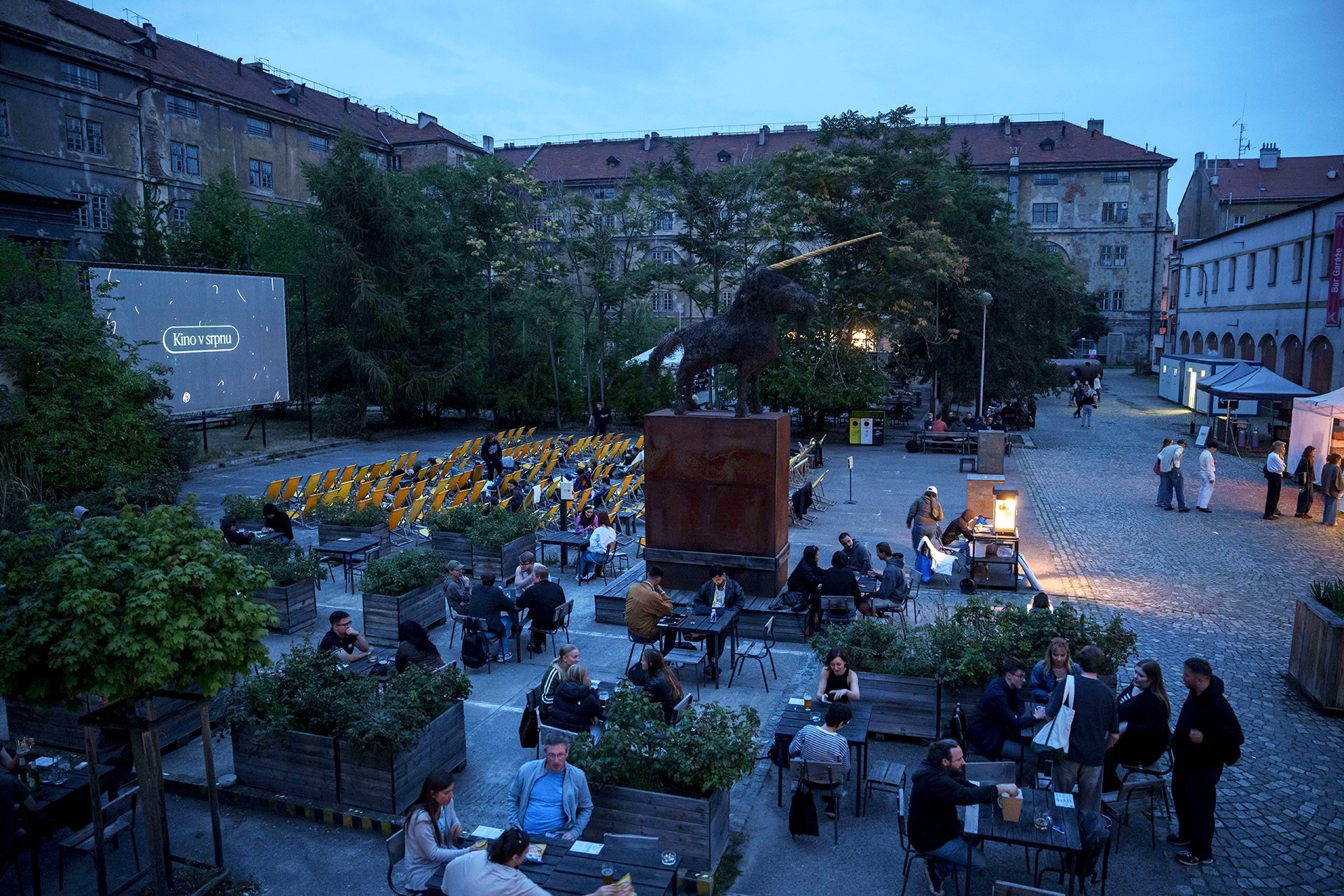 Na nádvoří to opět žije. Kulturní centrum však stále funguje v provizoriu