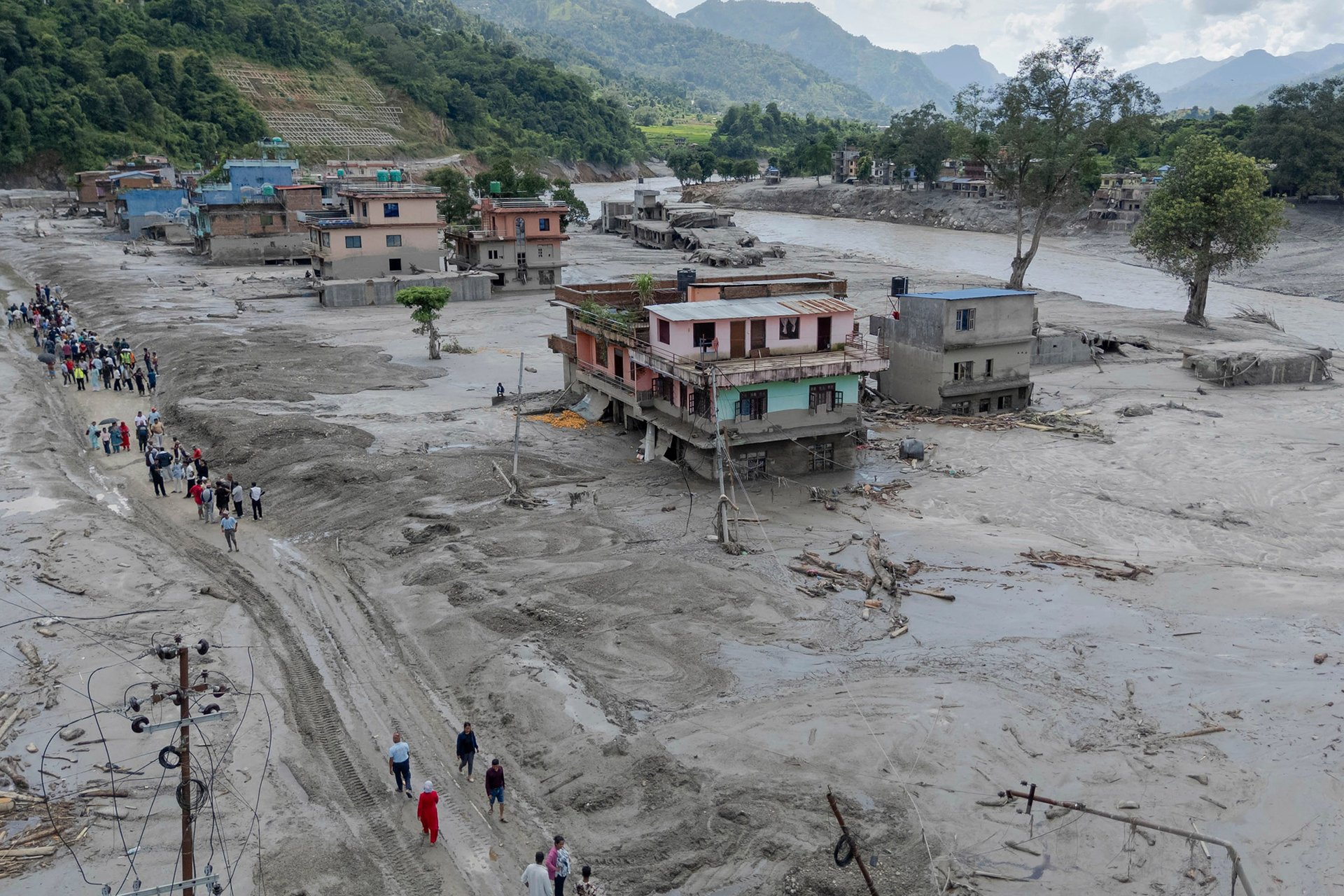 Na hranicích Nepálu a Tibetu došlo ve středu ke katastrofálním bleskovým záplavám. Zhroucený ledovec vyvolal bahnitou vlnu, která zcela smetla jedno z údolí. V době uzávěrky hlásily úřady 600 mrtvých a 1300 nezvěstných