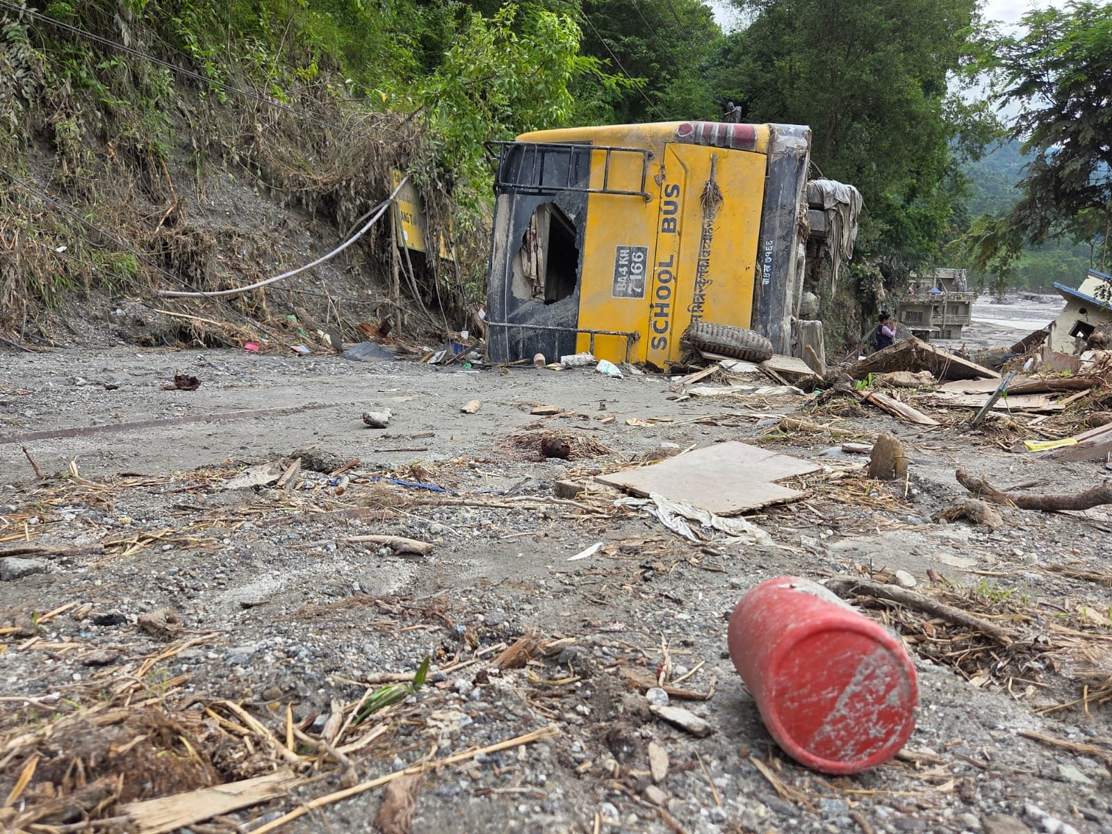 Převrácený školní autobus v oblasti Nuwakot na severu Nepálu