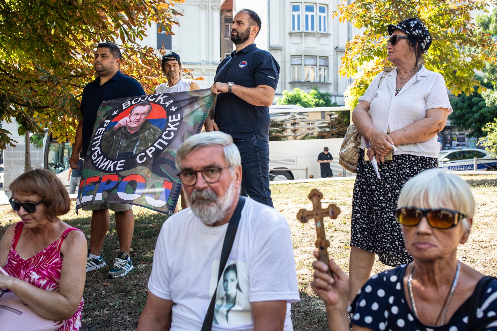 „Bil se za národ.“ Podporovatelé Ratka Mladiće před budovou Domu armády.