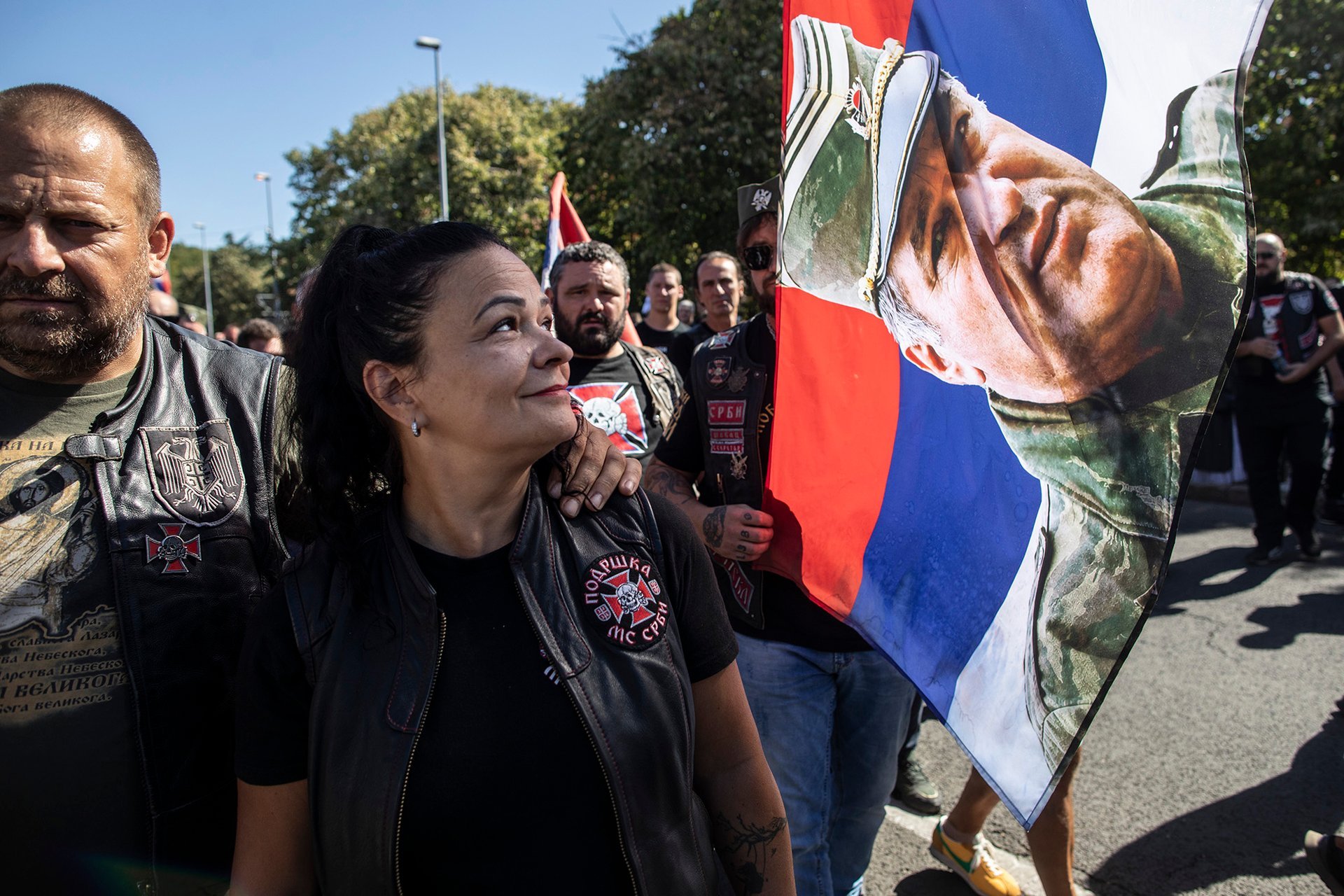 Mladić byl náš hrdina. Tisíce lidí se v Bělehradě přišly rozloučit s válečným zločincem.
