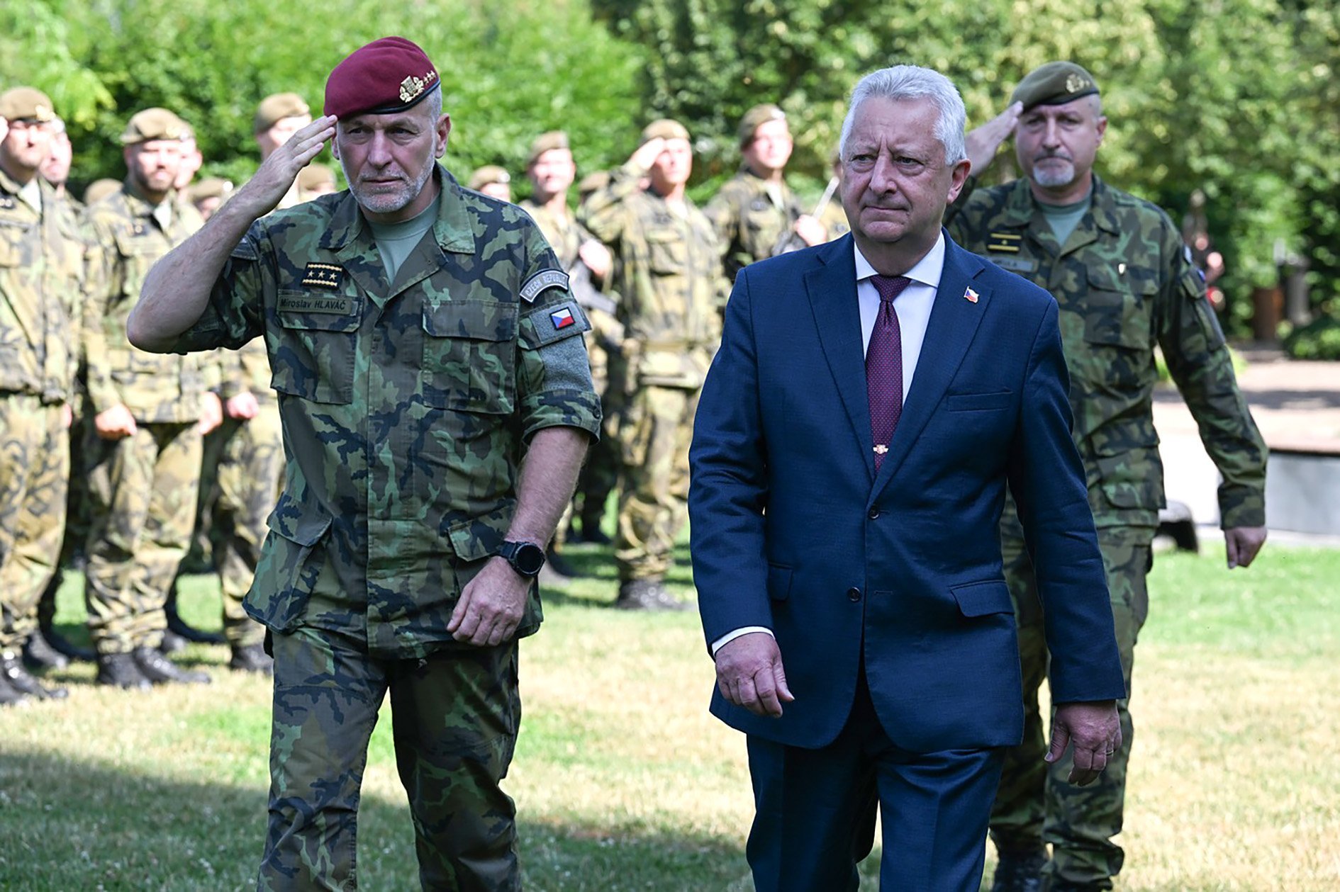 Miroslav Hlaváč, náčelník generálního štábu, Jaromír Zůna, ministr obrany, politik, Zdeněk Mikula, brigádní generál