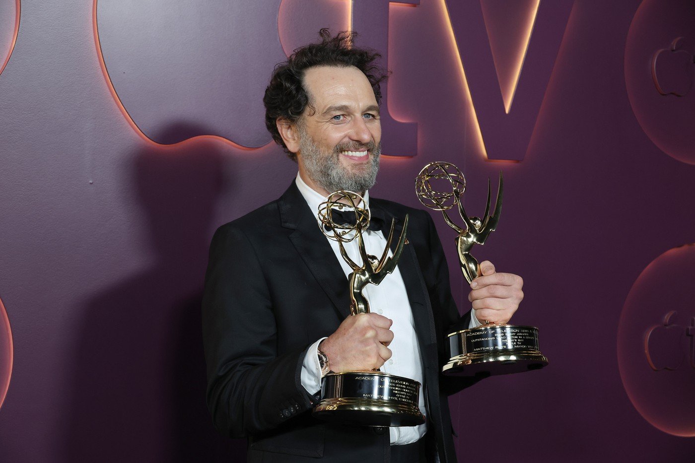 Jako vůbec první v historii za jeden večer dvě herecké ceny Emmy. (Matthew Rhys)
