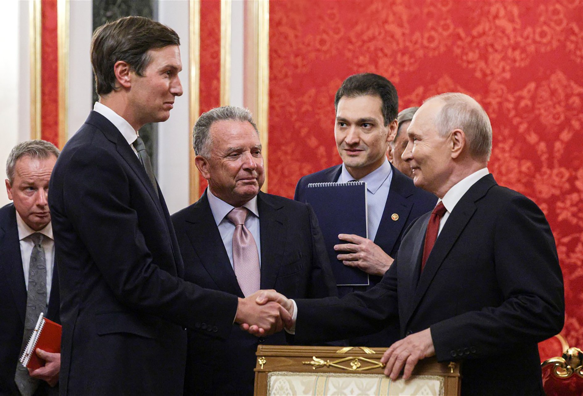 Jsme ohromeni. (Zleva Steve Witkoff, Jared Kushner a Putin v Kremlu)