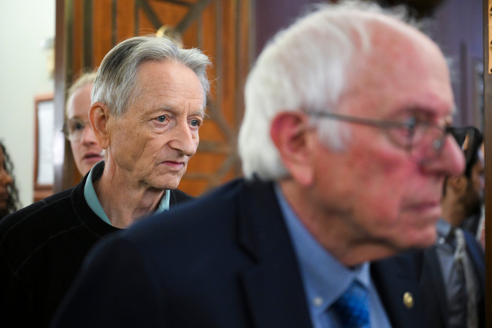 Pravděpodobnost větší než 10 procent mi nepřipadá jako nepřiměřený odhad. (Zleva Geoffrey Hinton a Bernie Sanders)
Autor: Getty Images