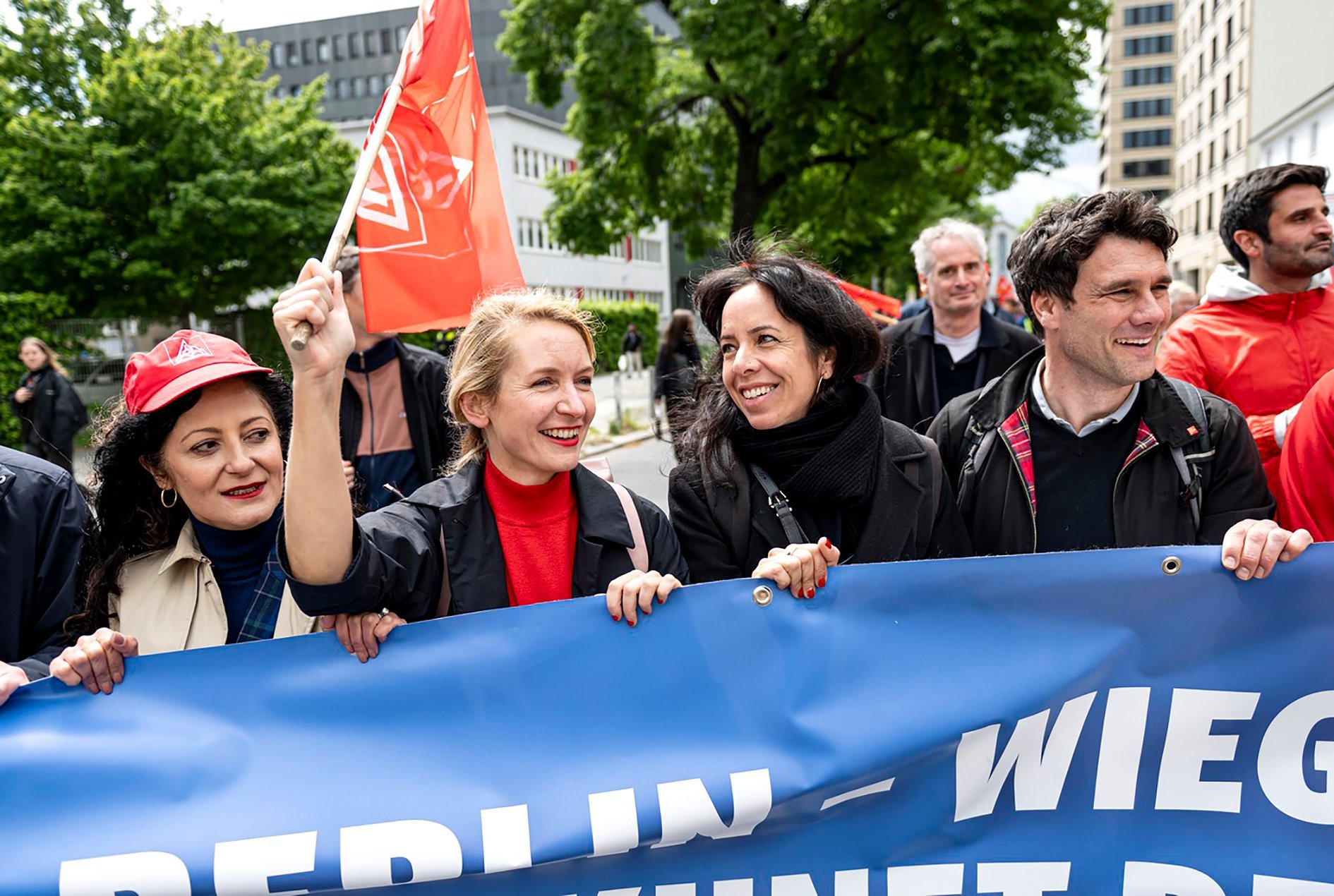 Levice se v celostátních průzkumech pohybuje přibližně na stejné úrovni jako SPD. (Členky obou uskupení Cansel Kiziltepe, Elif Eralp a Ines Schwerdtner na demonstraci)  
Autor: ČTK / DPA / Fabian Sommer