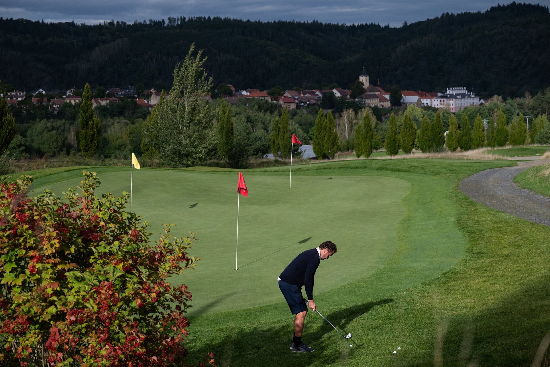 Hezká příroda, hodně jamek, dobrá vybavenost pro golfisty. A co pro místní?  