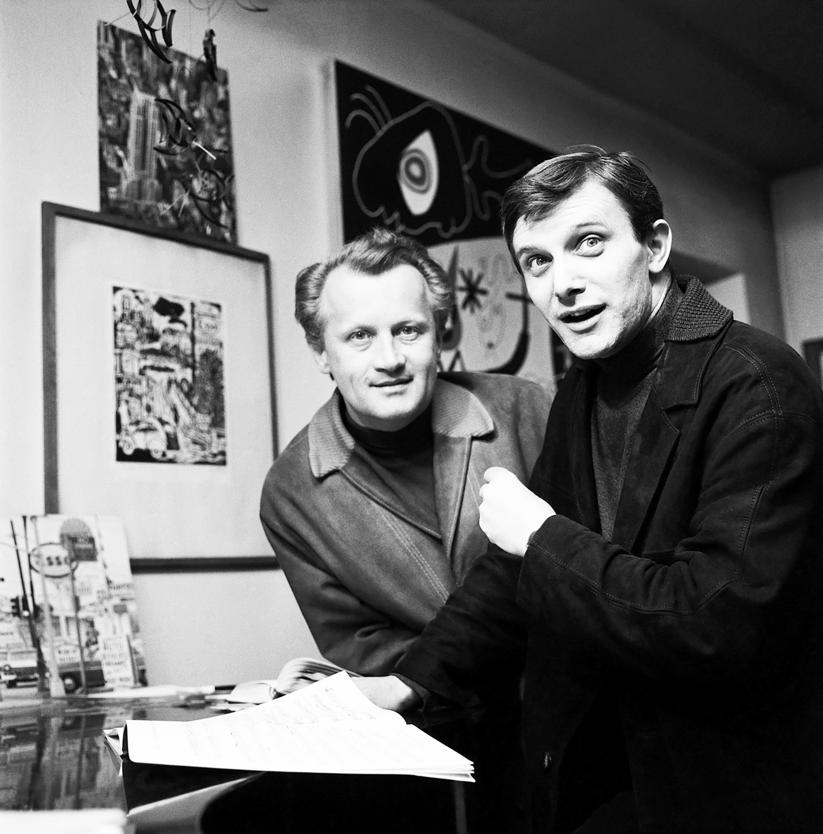 Jiří Suchý (vpravo) a Jiří Šlitr, autorská dvojice Divadla Semafor, v roce 1965.