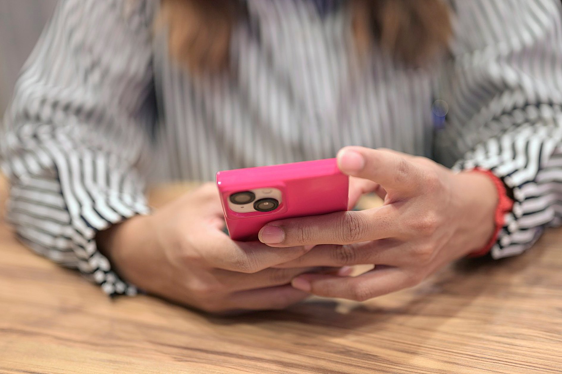 Sledování polohy dítěte v mobilu: užitečná vychytávka, nebo narušení důvěry?