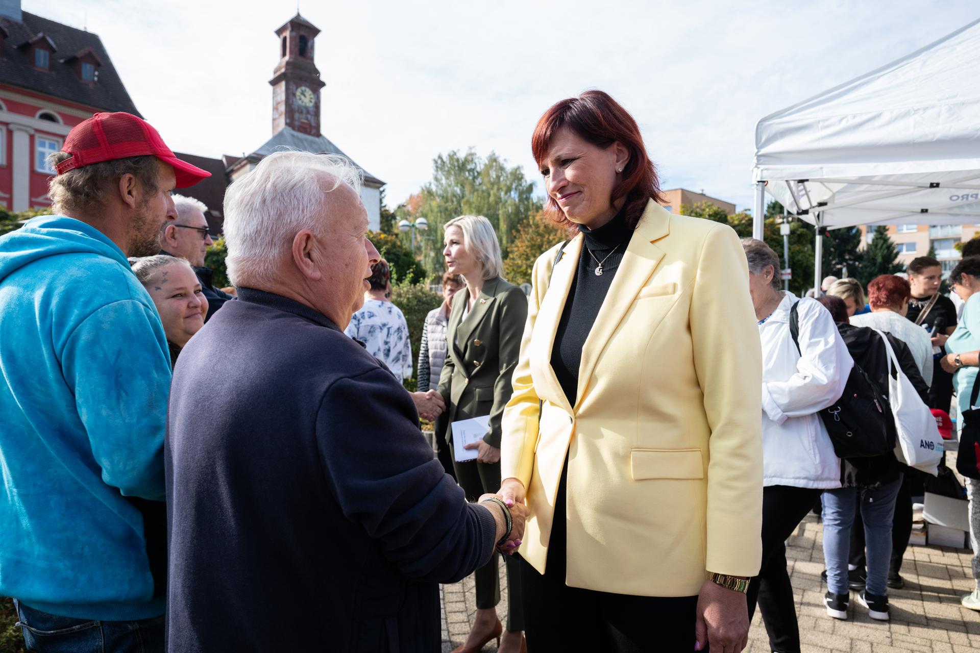 Pan předseda nemohl, zaskočila ministryně Mrázová. (Kampaň Jitky Volfové – zcela vpravo –, ministryně Mrázová vedle ní, Chrastava)
