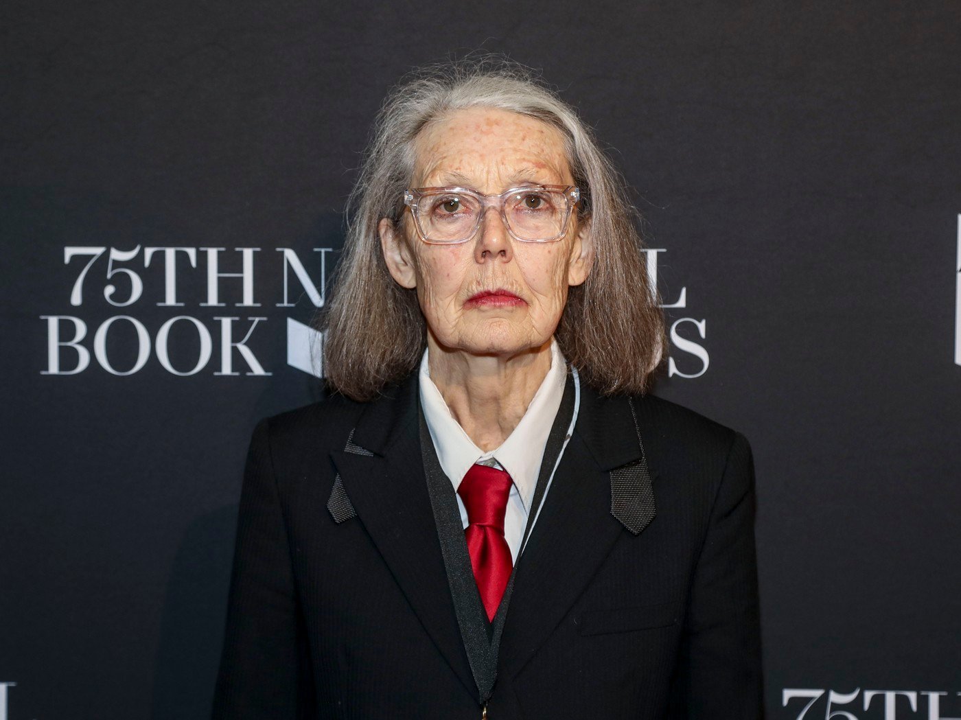 Letošní Nobelovu cenu za literaturu získala kanadská básnířka a esejistka Anne Carson Letošní Nobelovu cenu za literaturu získala šestasedmdesátiletá kanadská básnířka a esejistka Anne Carson, oznámila Švédská akademie. Ocenění získala za své "smělé a invenční dílo, které v hravém dial...