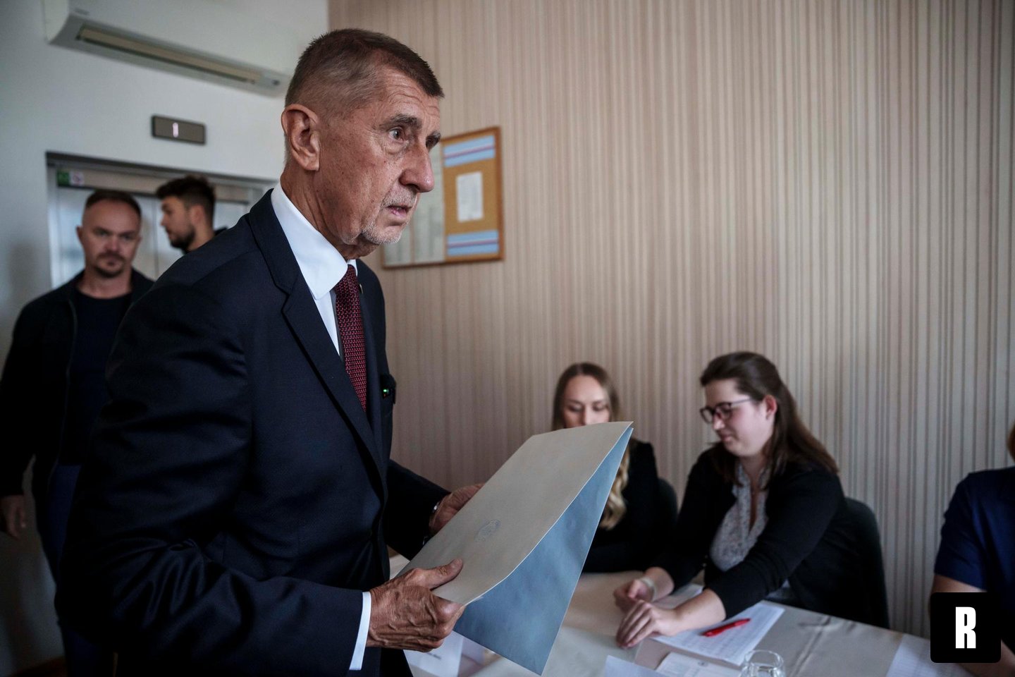 Účast před uzavřením místností překročila na řadě míst 40 procent • RESPEKT