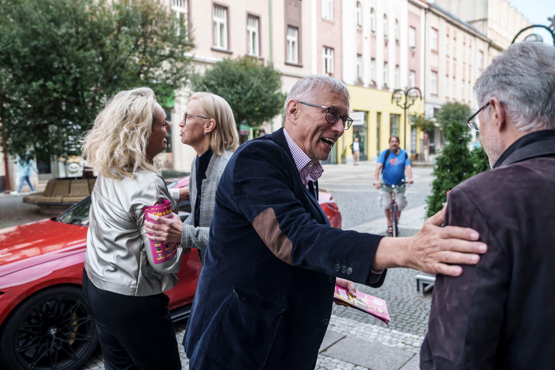 Víc než o střet Dvořáka a Petrofové tak může jít například podle politologa Milana Školníka spíše o další střípek do soutěže o nejsilnější opoziční partaj