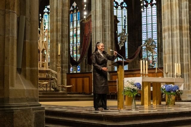 Hudební doprovod zajistila gospelová zpěvačka Leona Gyöngyösi 
