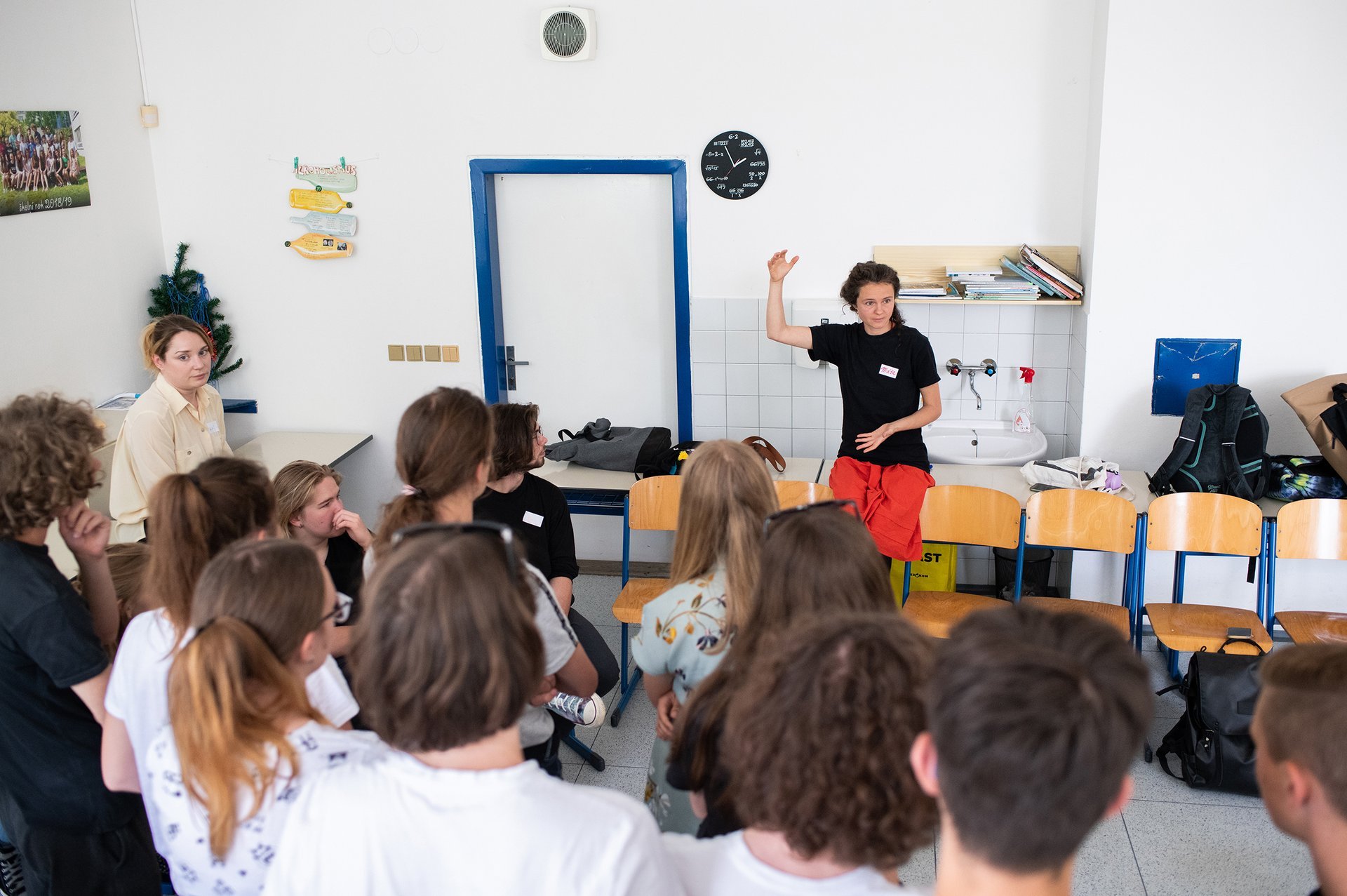 „Když děti vědí, že se nemusí zapojit nebo mohou odejít, časem tuto možnost přestávají nadužívat a pocit bezpečí jim pomáhá se postupně otevřít.“ (Ilustrační foto z workshopu organizace Konsent pro střední školy)
Autor: Matěj Stránský