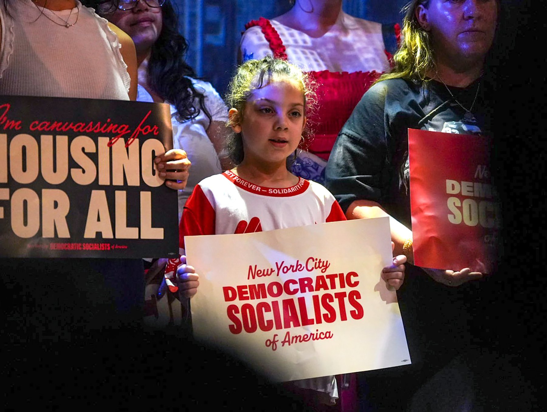 „Město, které chceme vyhrát“ („A City to Win“), pořádané newyorskou pobočkou organizace Democratic Socialists of America (NYC-DSA) (Čtvrť Bushwick, 11. června 2026)