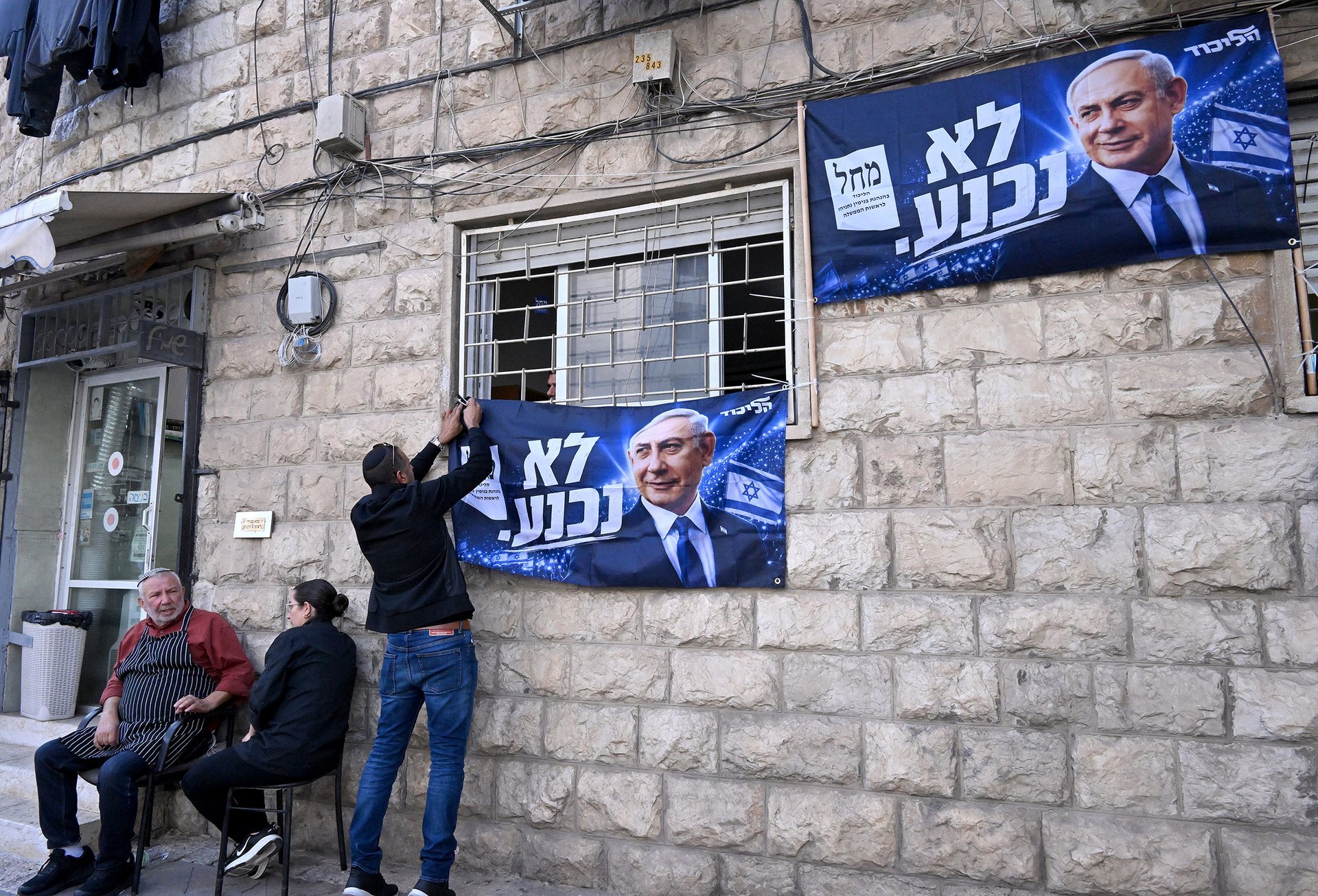Do klíčových voleb zbývá pár dní. Nevzdáme se! (Transparent kampaně strany Likud, Jeruzalém)