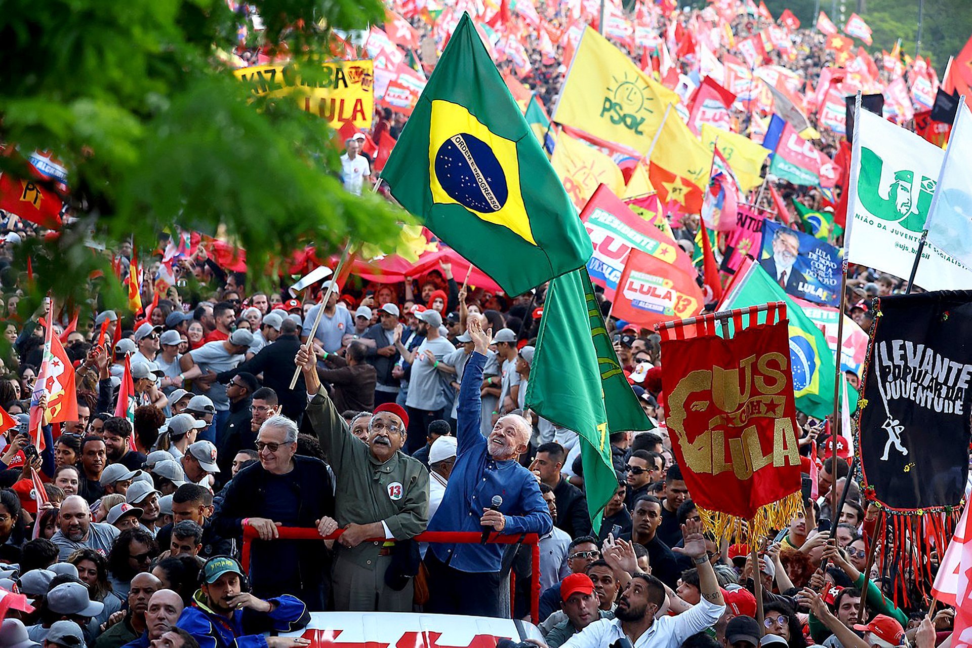 Luiz Inácio Lula da Silva by se prezidentem mohl stát už počtvrté. (Brazilský prezident a prezidentský kandidát Luiz Inácio Lula da Silva /uprostřed/ zdraví své příznivce během shromáždění v Porto Alegre před druhým kolem prezidentských voleb, 19. října 2026)