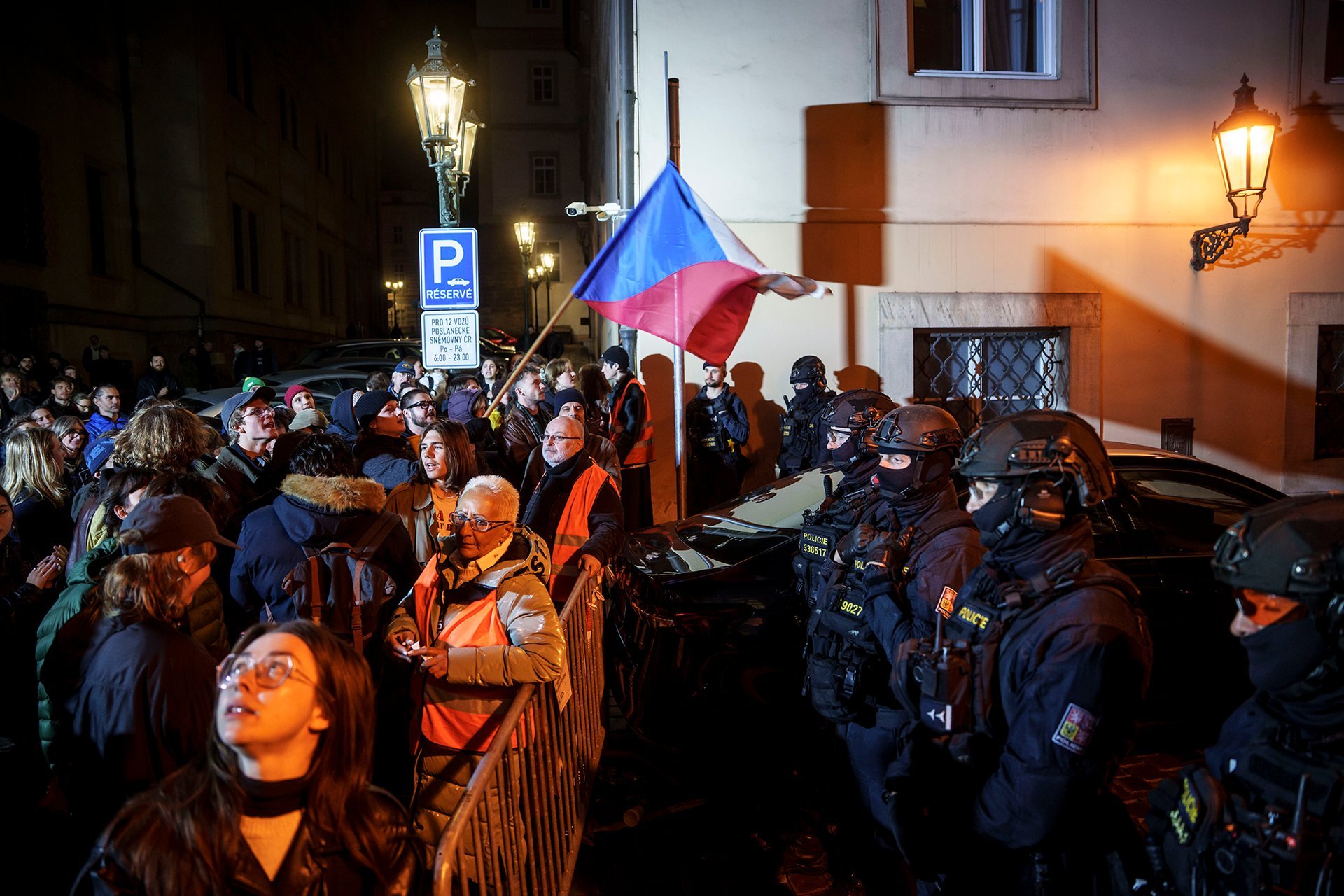 Demonstrace před Poslaneckou sněmovnou, 23. října, Praha