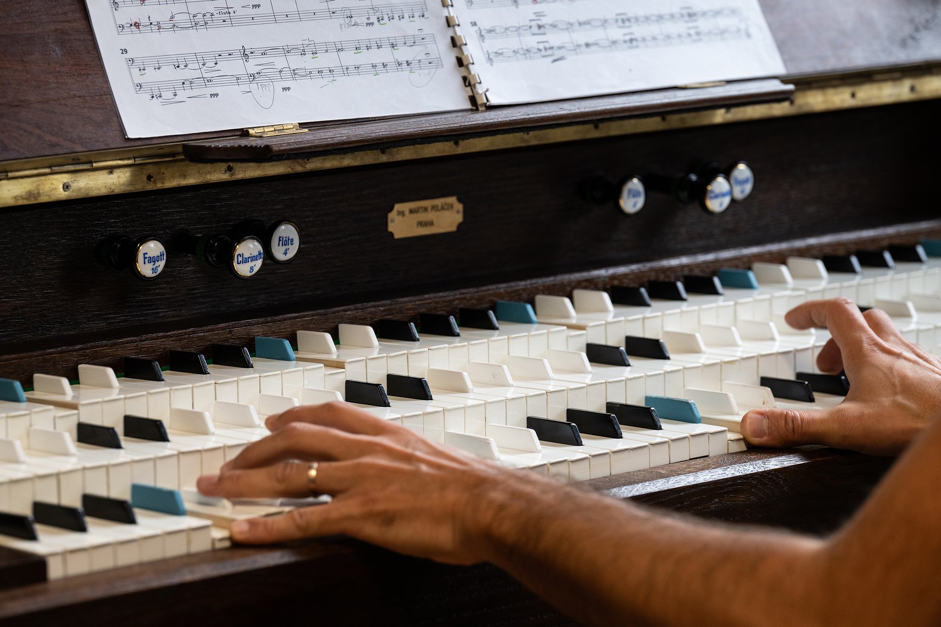 Harmonium, na kterém zaznívají ony mysteriózní šestinotóny.